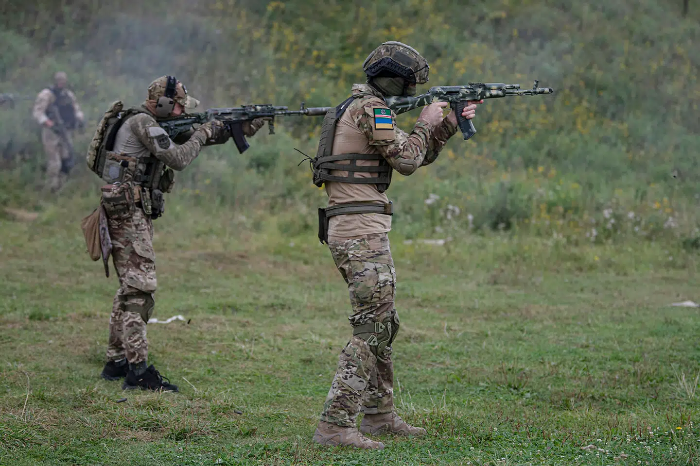 Flere vestlige lande, heriblandt især Storbritannien, har påtaget sig træningen af ukrainske rekrutter. Her går det dog løs i et øvelsesterræn nær Kyiv.
