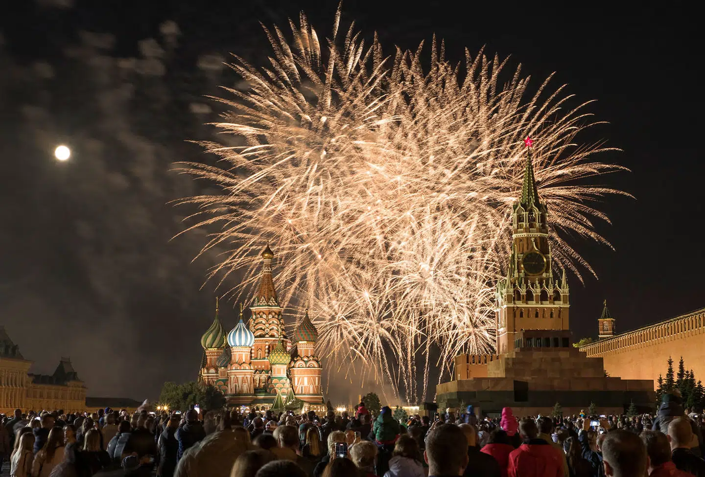 Et stort festfyrværkeri i Moskva satte lørdag aften prikket over i'et for fejringen af Moskvas 875-års fødselsdag – og for kritikerne af regeringen linje i Ukraine. Det var en klar politisk fejl, der kan vende folket mod præsident Putin, advarer den ellers Kreml-tro politiske kommentator Sergej Markov.