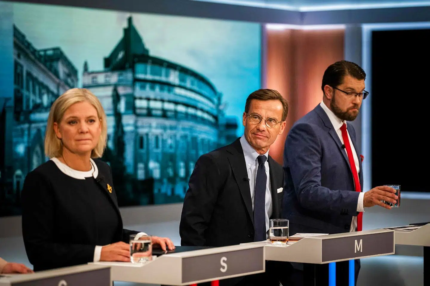 Det kan være svært at se forskel på de politiske forslag, som Magdalena Andersson og Ulf Kristersson går til valg på. Så er lederen af Sverigedemokraterna, Jimmie Åkesson, mere kontant i sine krav, herunder om indvandring og udvisning af kriminelle.