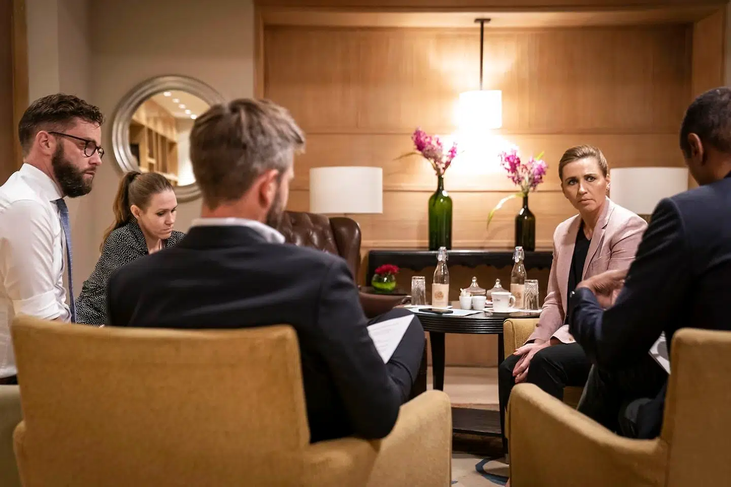 Inderkredsen: Statsminister Mette Frederiksen (S) ses her sammen med blandt andre Statsministeriets departementschef, Barbara Bertelsen, og sin stabschef og særlige rådgiver, Martin Justesen, under et officielt besøg i Indien. Arkivfoto: Mads Claus Rasmussen/Ritzau Scanpix