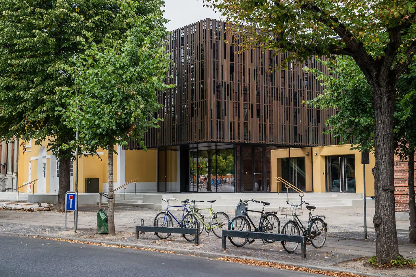 Det er en knaldhård kasse, de har fået sig som 'væksthus' på Aveny T. Som alle teaterbygninger er den indadvendt, men den er samtidig tilknappet på en måde, der rimer dårligt med Frederiksberg Allé