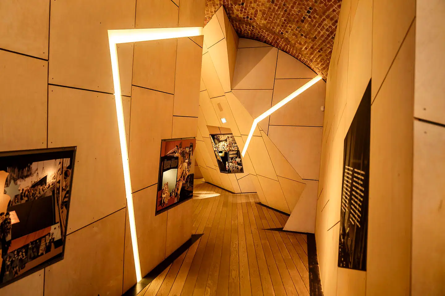 Den verdensberømte arkitekt Daniel Libeskind har formgivet museets indre med en unik arkitektur med skævne vinkler og gulve, der skal give mindelser om flugten i oktober 1943.