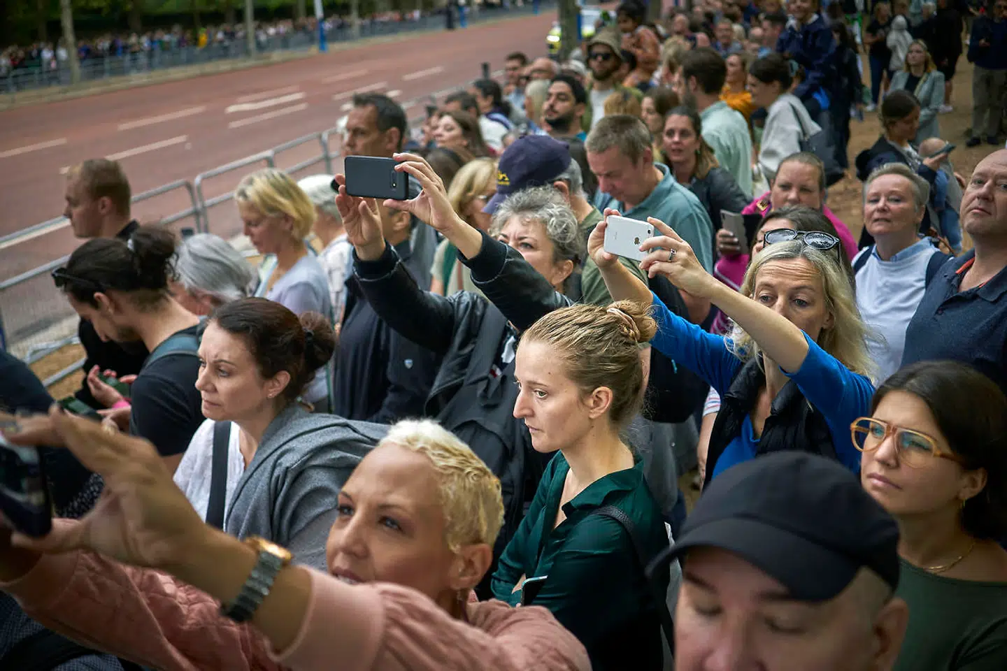 Tusindvis af briter og turister havde taget opstilling ved St James's Palace i håb om at få et glimt af den nye konge. Kong Charles blev lørdag formiddag udråbt til konge i London efter sin mor, dronning Elizabeths, død.