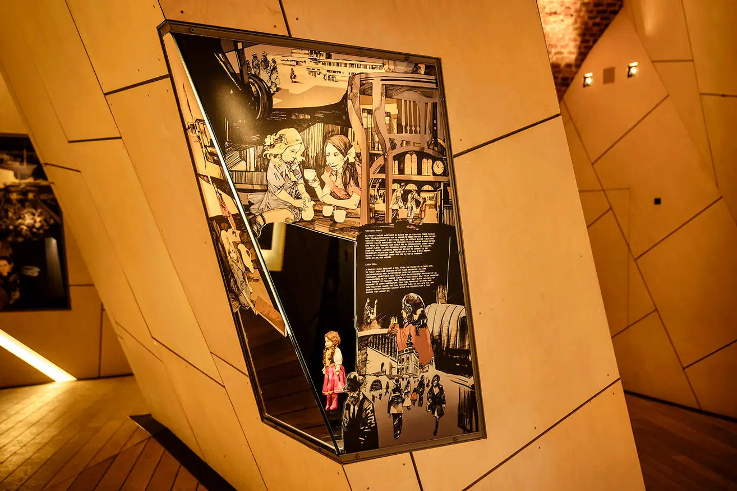 De er kun få og små montrer i Dansk Jødisk Museum, men museet har forsøgt at levendegøre historien om de danske jøder ved levende billeder på museets kryptagtige hvælvede loft og med tegninger udenfor montrerne, der fortæller en historie. Foto: Thomas Lekfeldt.