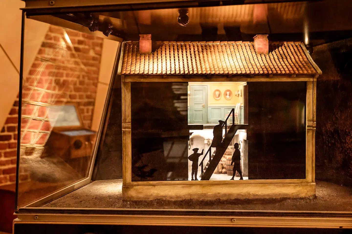 For at illustrere jødisk liv i 1700-tallet har museet en hus med film, hvor jøder i siluet viser livets gang i 1700-tallet. Foto: Thomas Lekfeldt.