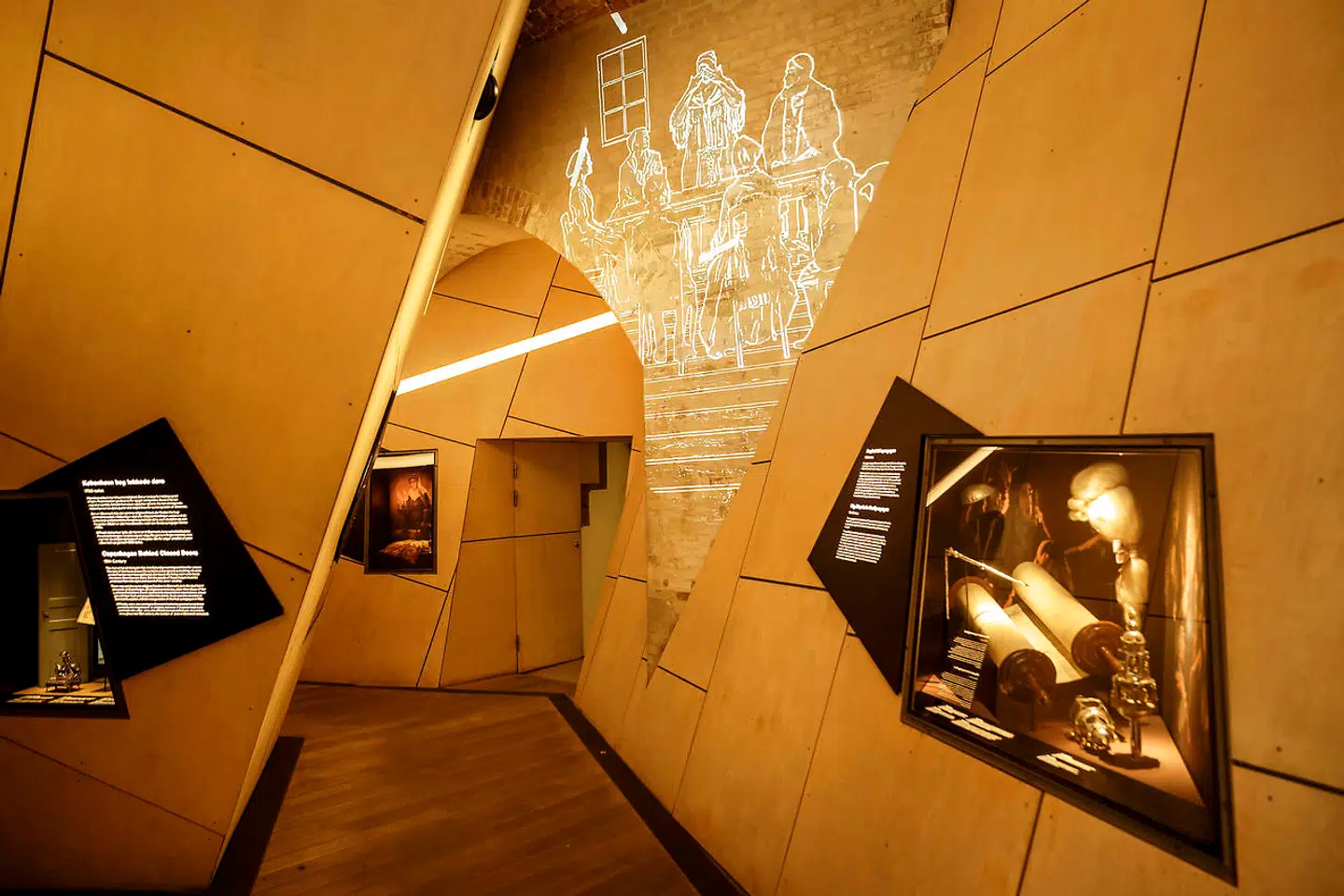 For at levendegøre jødisk historie, har museet valgt at kaste små film op på det hvælvede loft, hvor skuespillere viser sider af jødisk liv.