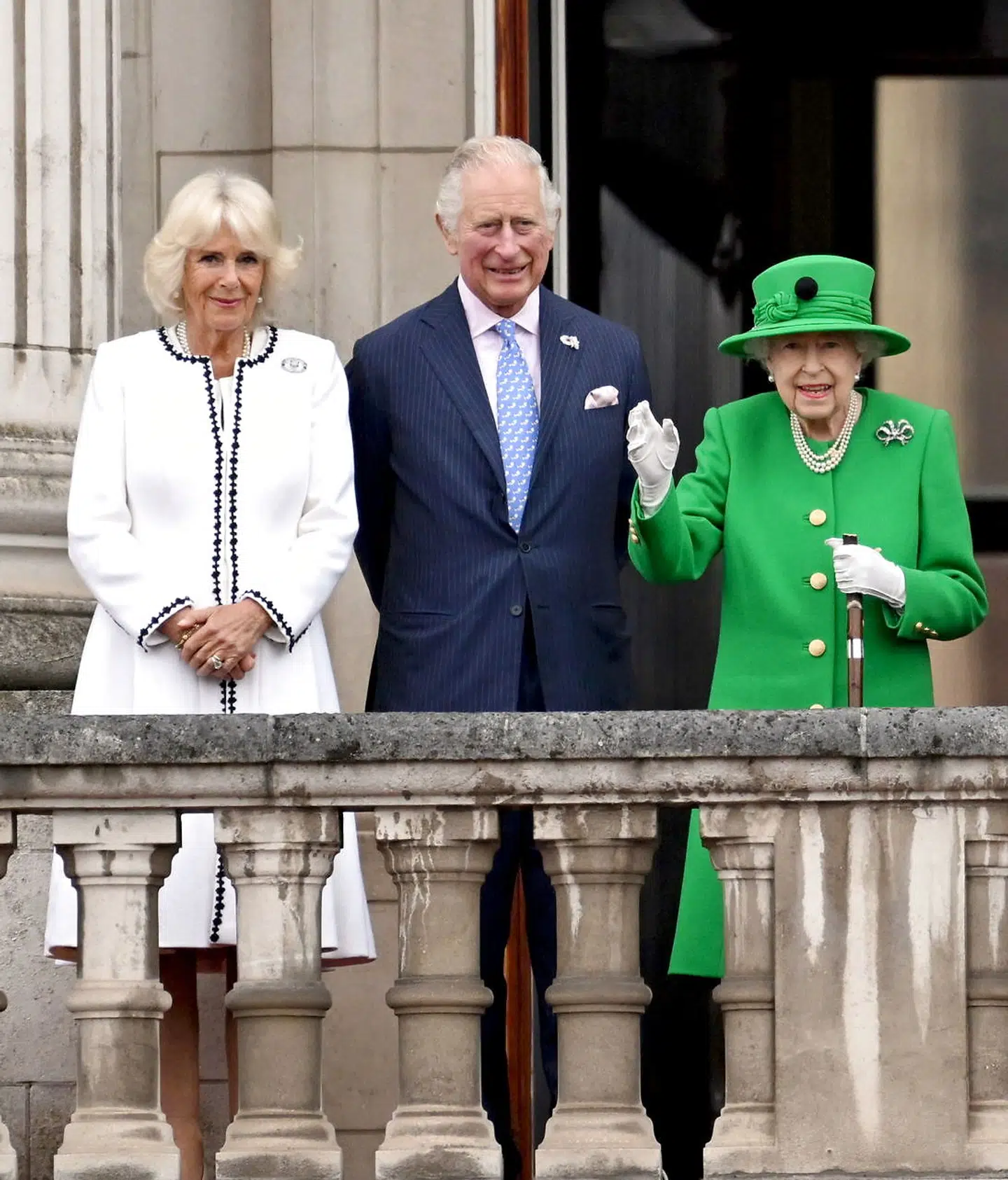 Dronning Elizabeth lader sig hylde flankeret af Camilla og Charles under fejringen af hendes 70 års jubilæum tidligere på året. Det var i den forbindelse, den afdøde monark besluttede, at svigerdatteren skulle have titel af »queen consort« – dronningegemalinde.
