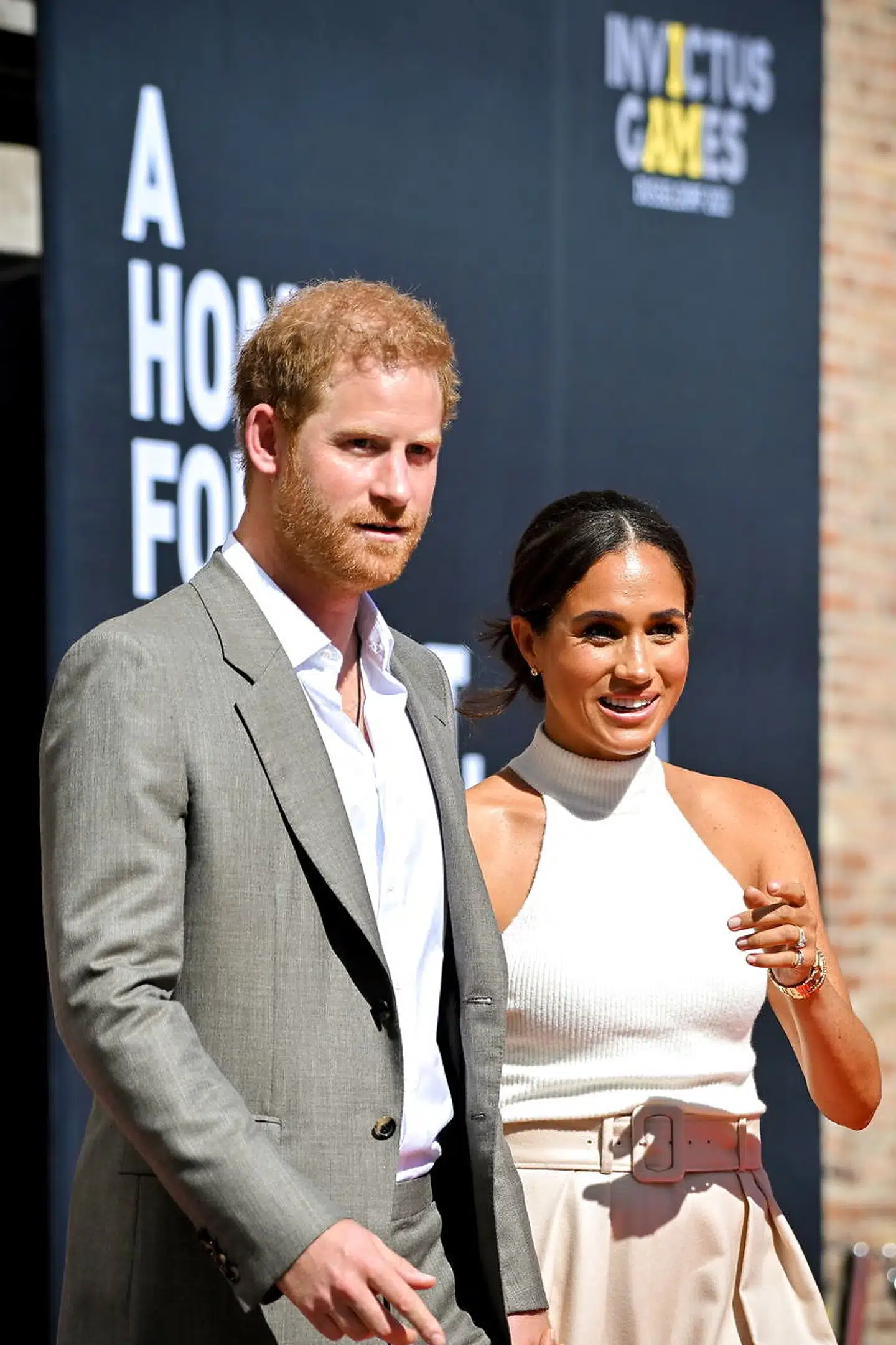 Da nyheden om dronningens skrantende helbred blev meldt ud af hoffet på Buckingham Palace satte hertugparret af Sussex, Harry og Meghan, kursen mod Storbritannien. Men Meghan meddelte dog, at hun ikke ville rejse med prinsen til Balmoral slot, hvor dronningen befandt sig. På billedet ankommer parret til en begivenhed i Tyskland 6. september.