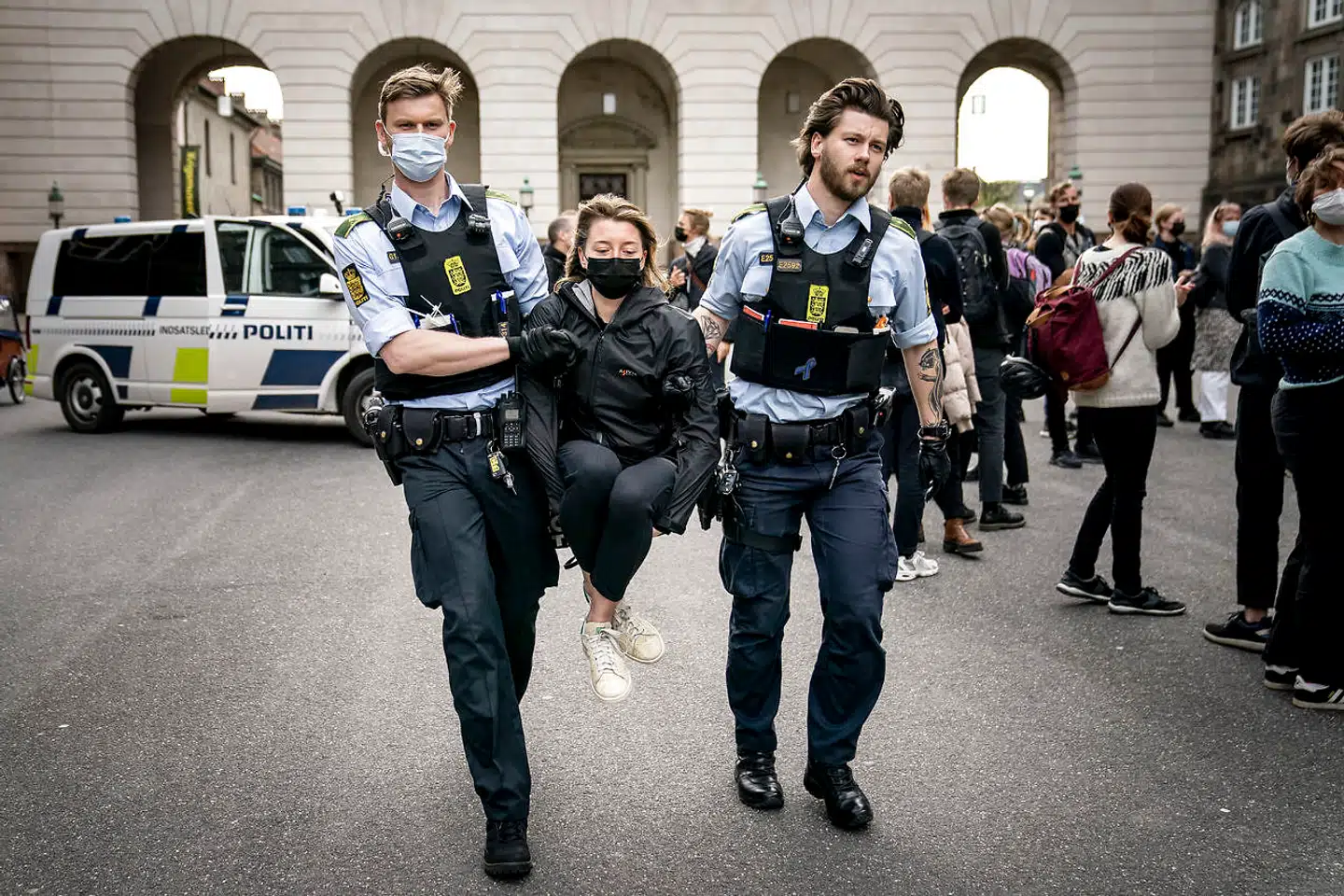 Mens mange efterlyser flere politibetjente til at rykke ud, når man har brug for dem, er antallet af ledere og administrationsmedarbejdere i staten eksploderet gennem de senere år, viser ny analyse. Her ses betjente fjerne en klimaaktivist i forbindelse med en aktion uden for Folketinget sidste år.