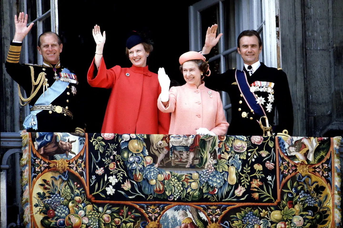 Prins Philip og prins Henrik flankerer de to regerende dronninger Margrethe og Elizabeth på Amalienborgs balkon under det britiske statsbesøg i 1979.