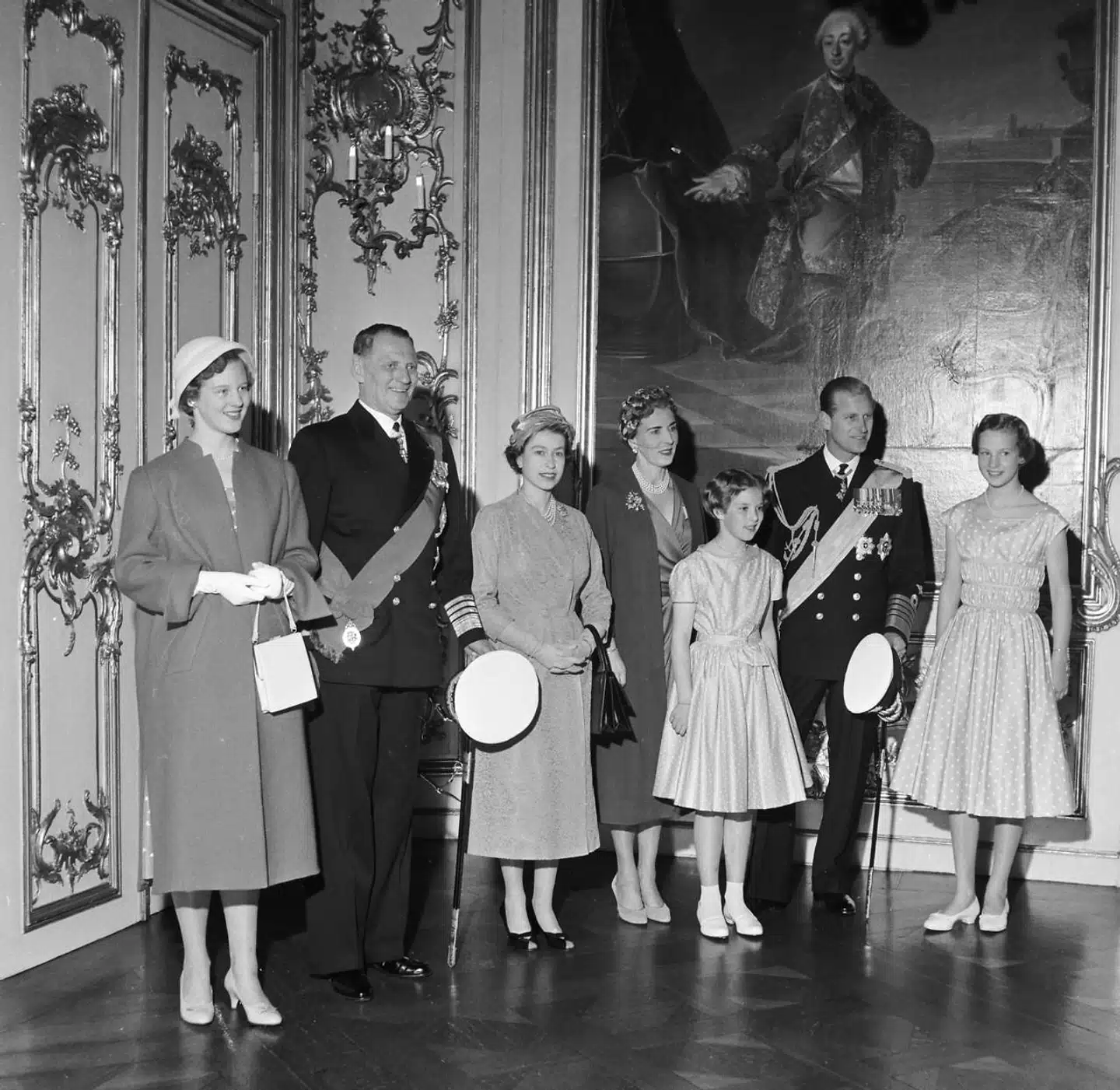 Storbritanniens dronning Elizabeth 2. og prins Philip besøgte Danmark i 1957. Fra venstre ses: Prinsesse Margrethe, kong Frederik, dronning Elizabeth, dronning Ingrid, prinsesse Anne-Marie, prins Philip og prinsesse Benedikte.