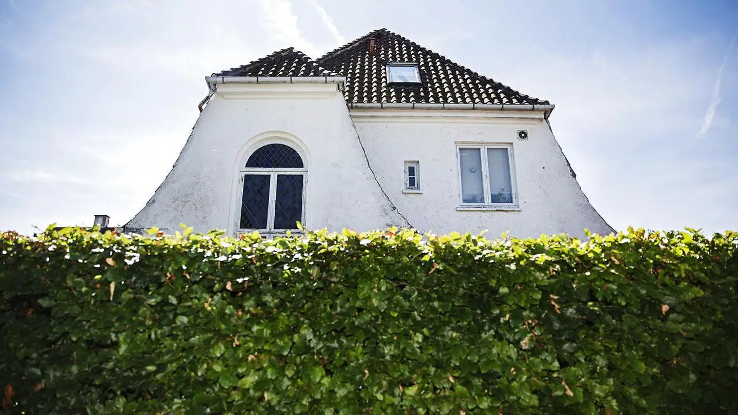 Kursen på flere af de danske boliglån med fast rente faldt fredag efter Nationalbankens rentehop. Det 30-årige 5,0-procents lån med afdrag faldt under kurs 100 og åbner derfor mandag igen.