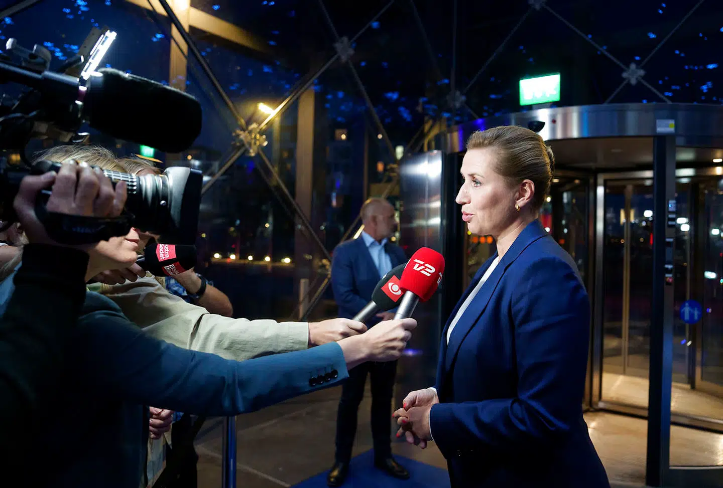 Under en direkte tv-debat søndag aften gik Mette Frederiksen til angreb på Søren Pape Poulsen med en påstand om, at De Konservatives politik vil betyde fyringer af 40.000 offentligt ansatte. Tallet har skabt en talkrig, hvor sidst punktum langtfra synes sat.