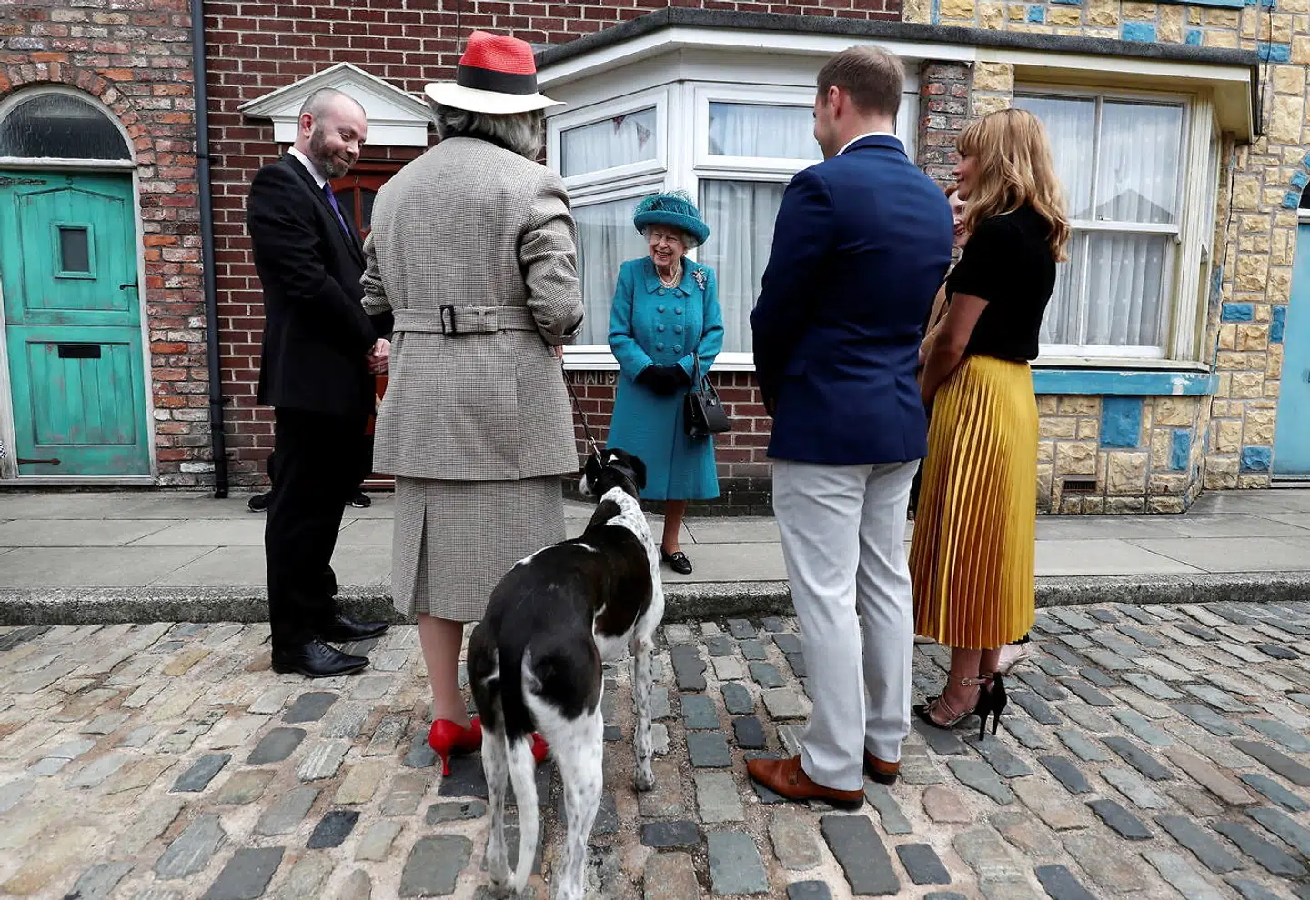 Sæbeoperaen »Coronation Street« har været på skærmen siden 1960 og er verdens længst kørende sæbeopera. I 2021 var dronning Elizabeth på besøg på settet.