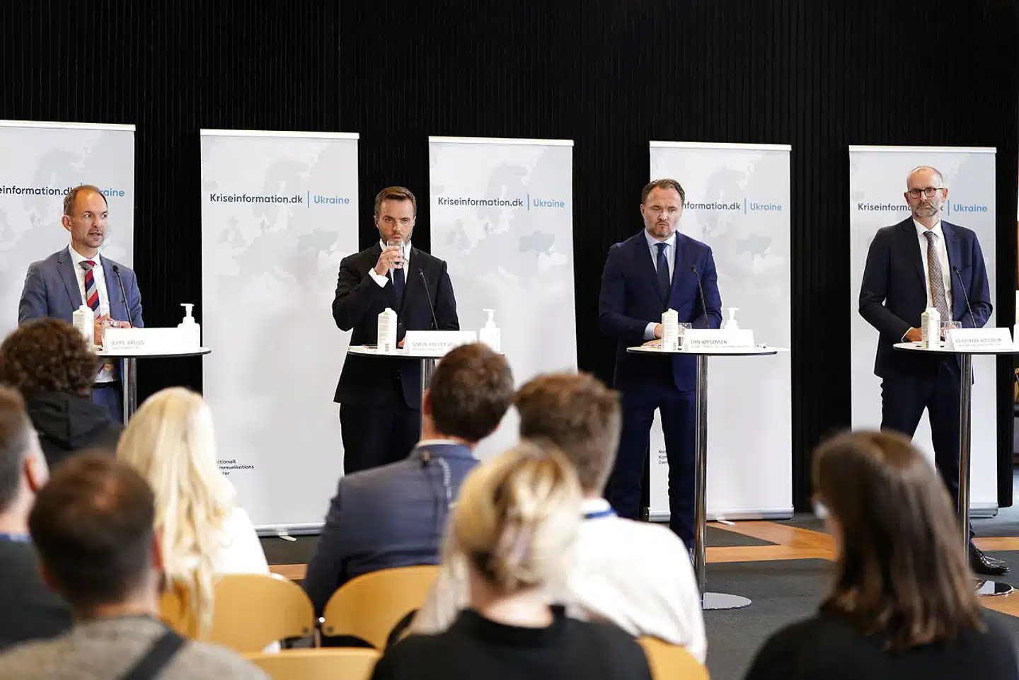 Dan Jørgensen, klima-, energi- og forsyningsminister, Simon Kollerup, erhvervsminister, Jeppe Bruus, skatteminister samt Kristoffer Böttzauw, direktør i Energistyrelsen orienterer om forsyningssituationen på energi på et pressemøde i Eigtveds Pakhus i København, torsdag den 8. september 2022.