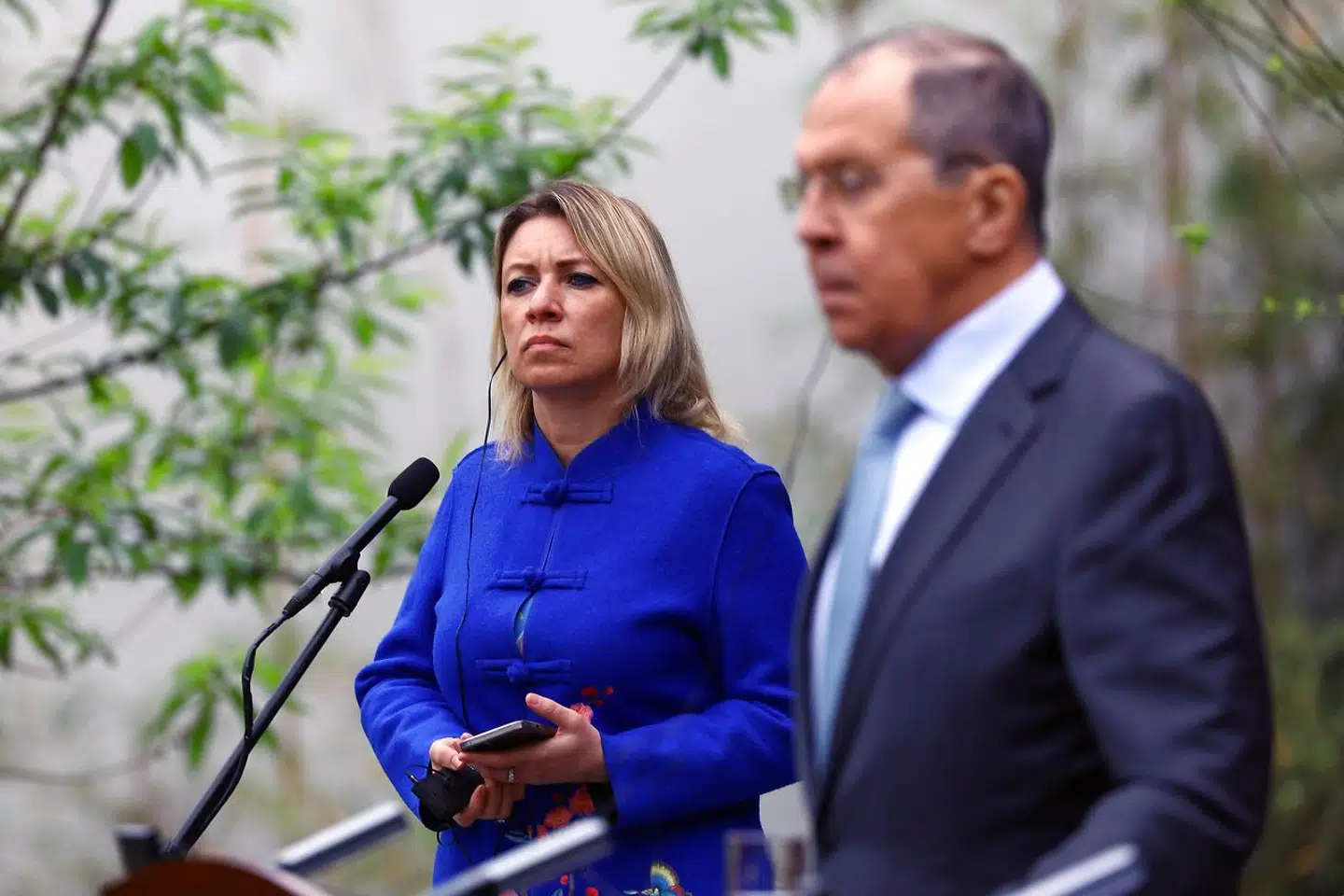 Maria Sakharova – her sammen med sin chef, udenrigsminister Sergej Lavrov – har før gjort sig bemærket med polemiske udtalelser. Som da hun i februar sarkastisk bad en række engelsksprogede medier om »en plan for vores invasioner i år, så jeg kan planlægge min ferie«. Få dage senere gik Rusland til angreb på Ukraine.