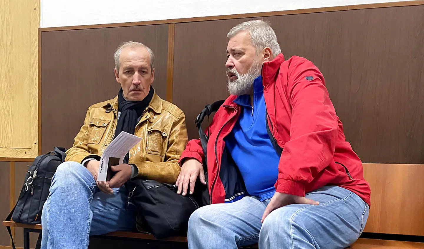 Redaktøren for Novaya Gazeta, Dmitrij Muratov (th.), og hans medredaktør, Sergei Sokolov, uden for retslokalet i Moskva, hvor en dommer mandag fratog den uafhængige avis sin licens.