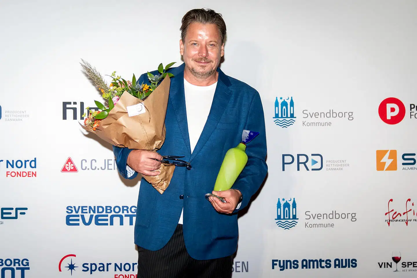 Anders W. Berthelsen har netop vundet en Svend-pris for filmen »Rose«, er aktuel som Bamse i filmen af samme navn og springer snart ud som instruktør med filmen »Lykkelige omstændigheder«. Foto er fra prisoverrækkelsen sidste uge.