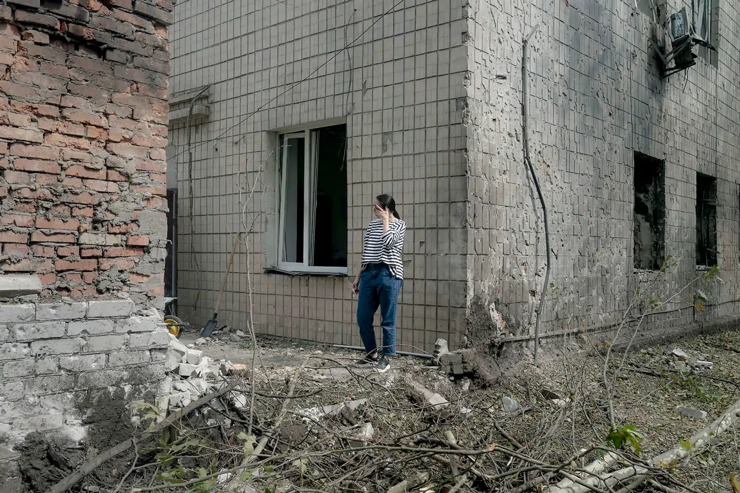 Natten til søndag blev den ukrainske by Mykolaiv endnu en gang ramt af russiske missiler. Angrebet kostede et otteårigt barn livet, mens syv andre blev såret. Heraf tre børn. De russiske raketter faldt midt i byen og ramte blandt andet et sundhedshus.