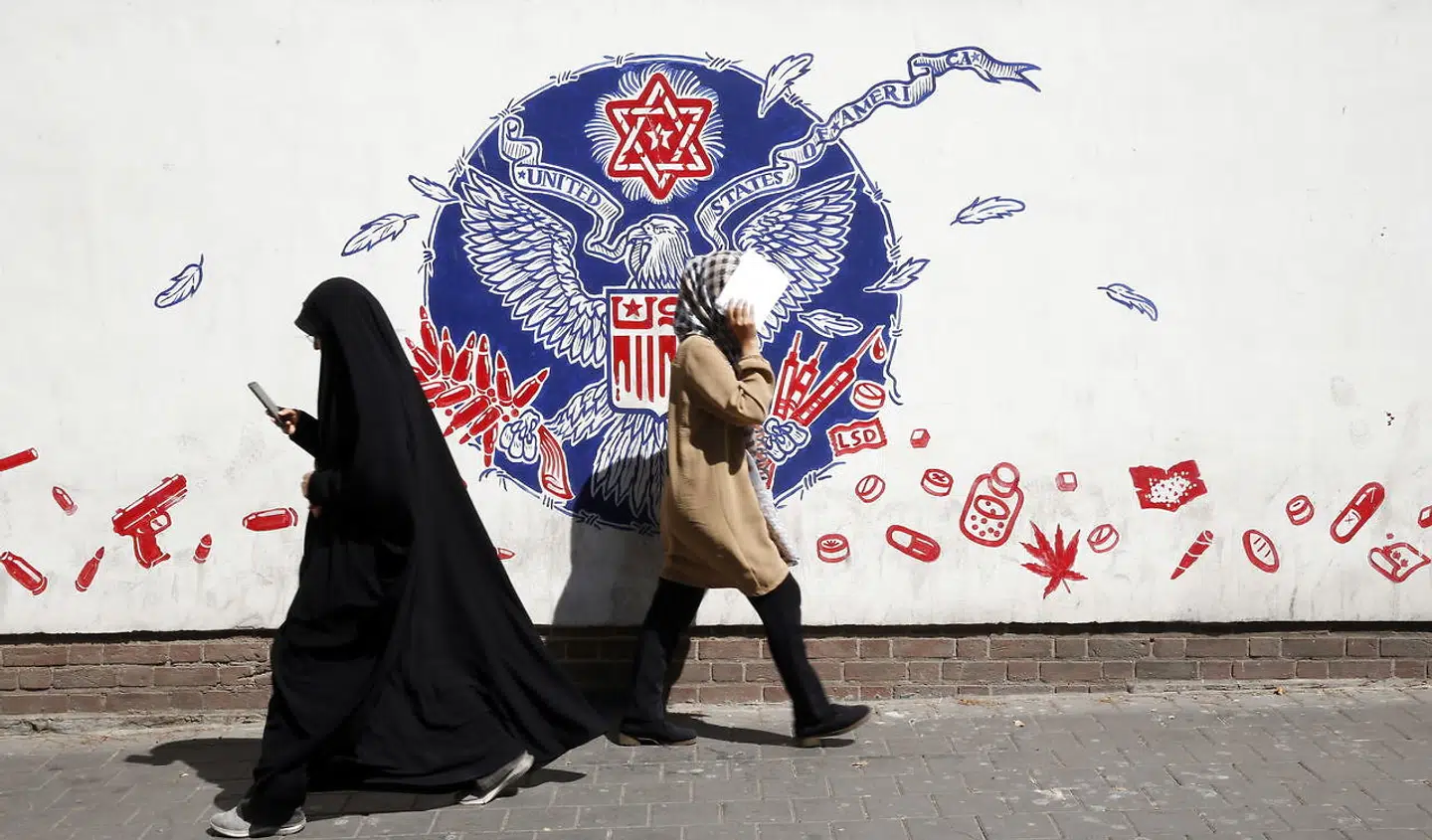 Der er gader i Teheran, hvor kvinder lader sløret falde ned over skuldrene og ikke besværer sig med at tage det op igen. Det vil regeringen gøre op med via nyt drakonisk redskab.