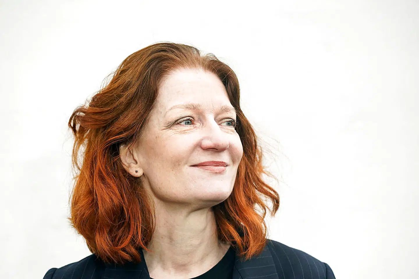 »Min generations ide om, at vi kan lege os igennem det hele, som om vi alle er lige, er præcis så lam, som dømmekraften hos de ledere, der slet ikke formår at trække grænsen mellem det professionelle og det private,« skriver Karen Bro.