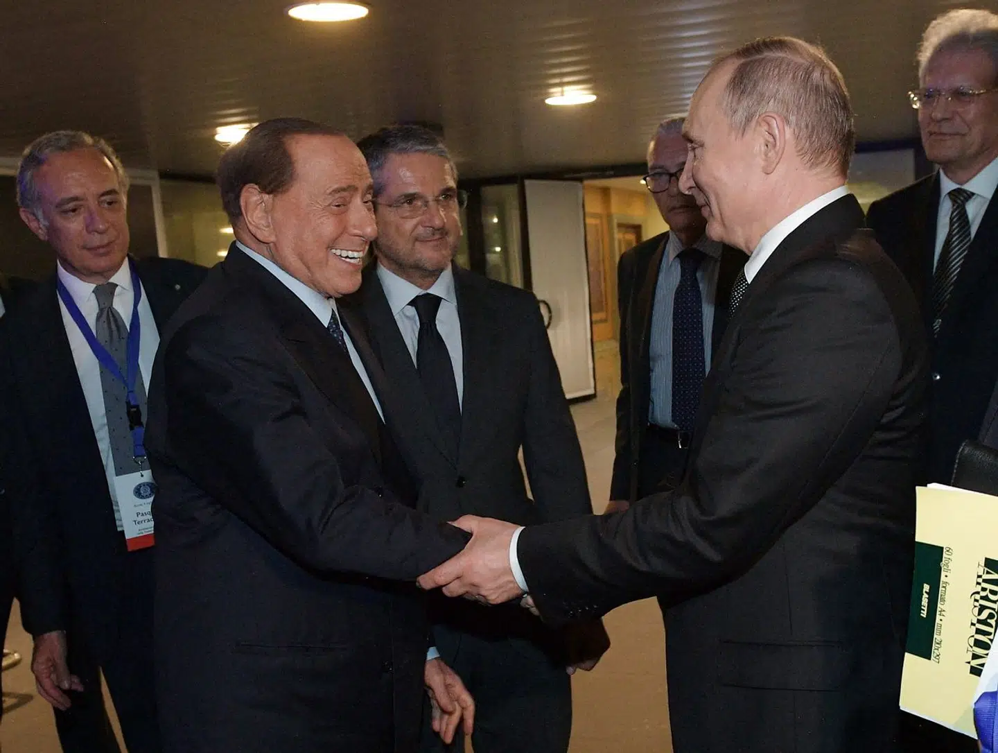 Officielt støtter Silvio Berlusconi og hans Forza Italia sanktionerne mod Rusland. Men han har også i årevis være gode venner med Vladimir Putin. Her hilser de to hjerteligt på hinanden i 2019.