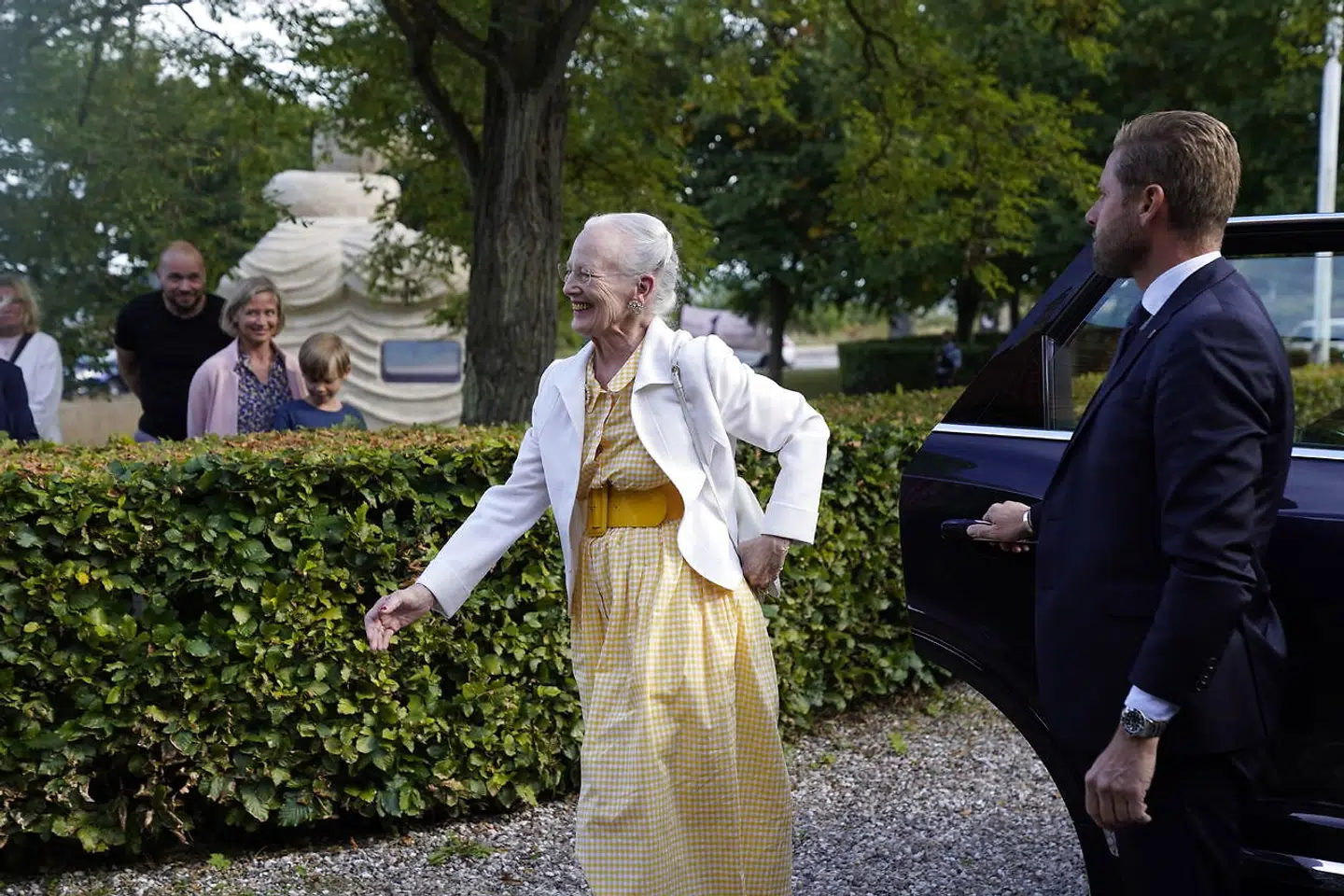 Dronning Margrethe var mandag i Rungsted for at overrække Rungstedlundprisen 2022 til journalist og forfatter Peter Høeg.