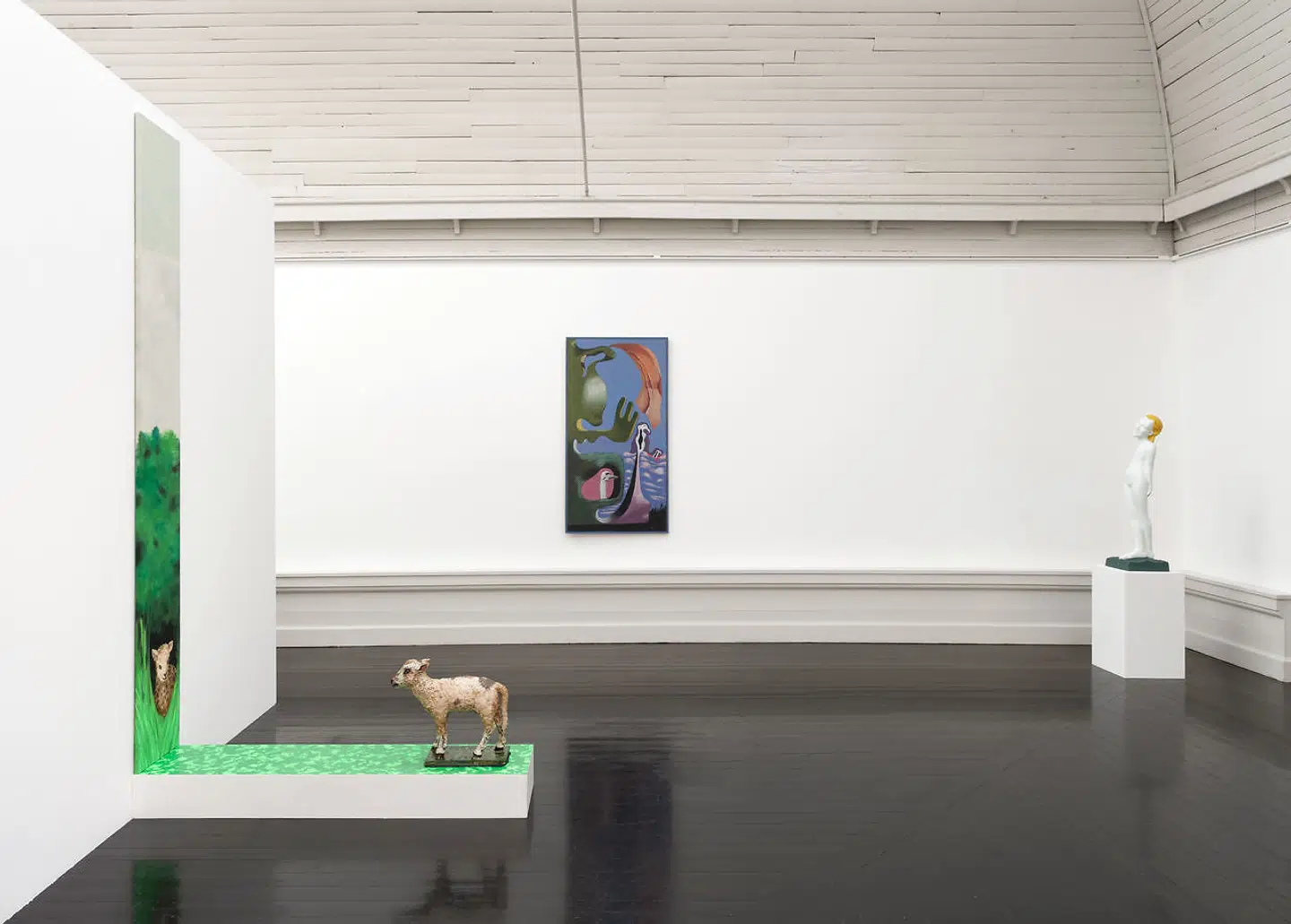 Bag Magnus Andersens selvoptagede hvide keramik-lam, der glor ind i et malet spejlbillede, ses Wilhelm Bjerke Petersens »Moralernes vogter« fra 1935 og en af Rikard Thamberts to skulpturer »Armslængde« fra 2019, der vogter over næste rum.