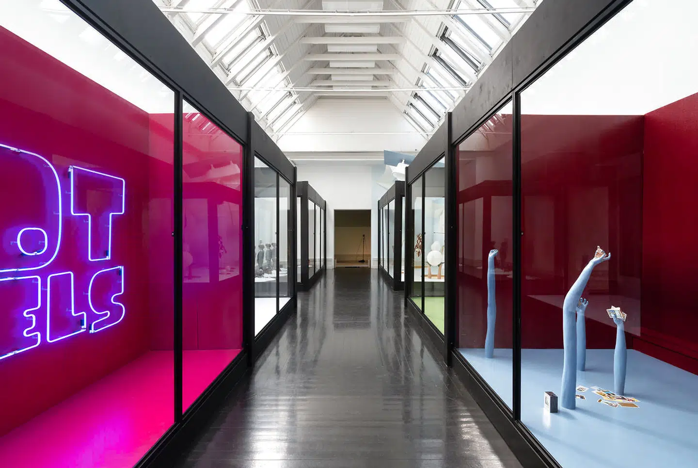 Freud udnævnte den højhælede sko til det mest almindelige feticherede objekt. Sylvie Fleurys »Hot Heels«-neonværk, var i 2005 installeret i Yves Saint Laurents udstillingsvindue i New York over en bunke sko. Overfor er Den Fires genskabelse af en vinduesinstallation med Salvador Dalís kommercielle produkter, der siden var medvirkende til, at han blev smidt ud af surrealismegruppen på grund af hans lidt for kommercielle samarbejder.