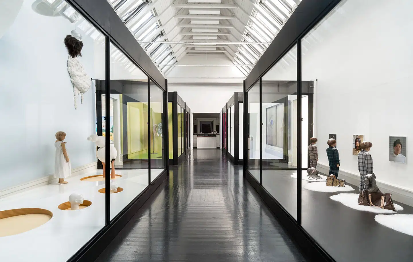 I udstillingens hjerte er et gesamtkunstwerk, hvor der i en virkelighedsnær butiksarkade er installeret værker af samtidskunstnere og to af surrealismens pionerer. I front ses Wilhelm Freddies »Susanne i badet« fra 1947 over for Nina Beier og John Millers fremtidsvision.