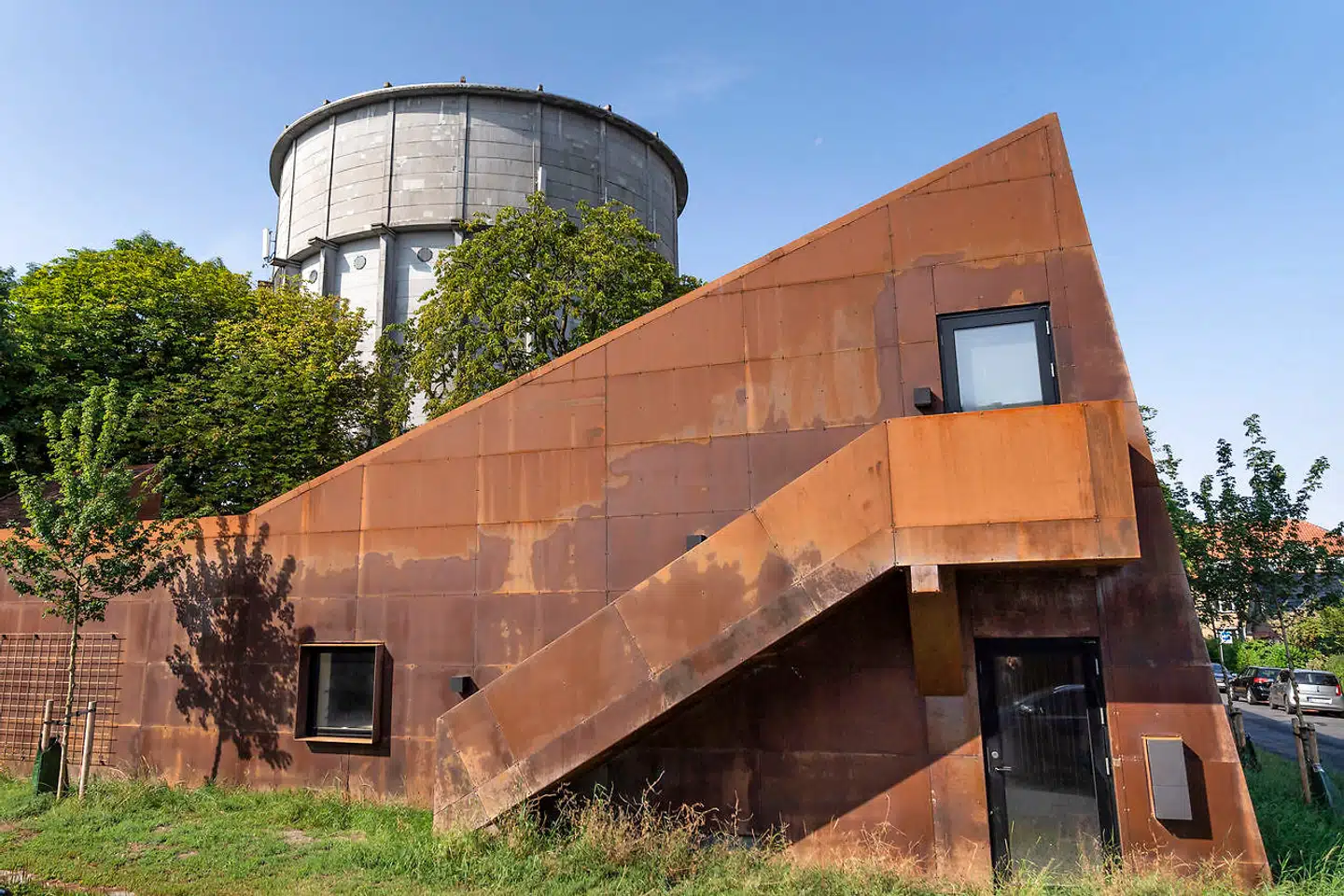 Det ikoniske og fredede vandtårn i Brønshøj fungerer som pejlemærke i kvarteret. I dag bruges det til koncerter og andre kulturelle arrangementer. Spejderhytten på vandtårnsgrunden vil med tiden blive endnu et vartegn for bydelen.