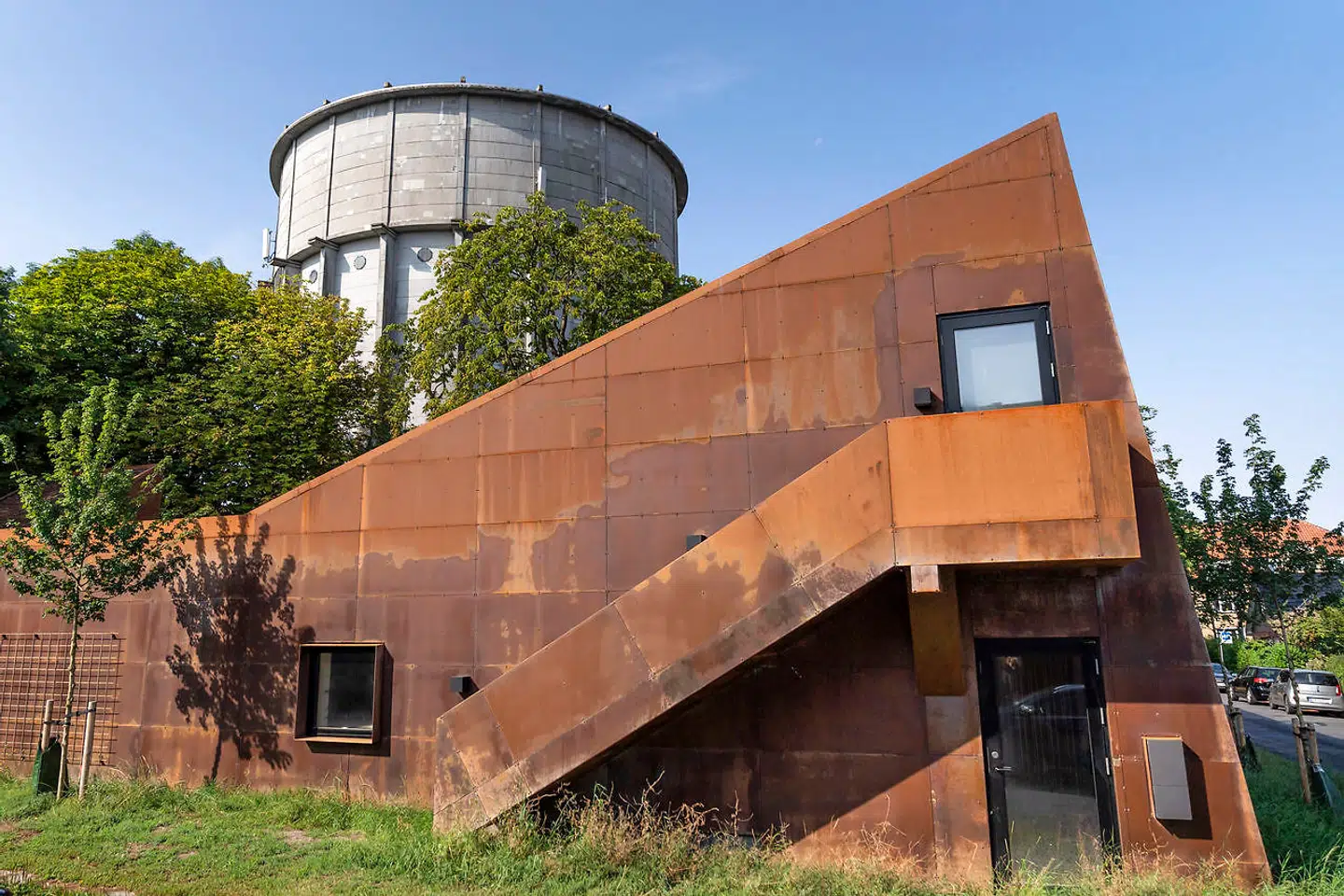 Det ikoniske og fredede vandtårn i Brønshøj fungerer som pejlemærke i kvarteret. I dag bruges det til koncerter og andre kulturelle arrangementer. Spejderhytten på vandtårnsgrunden vil med tiden blive endnu et vartegn for bydelen.