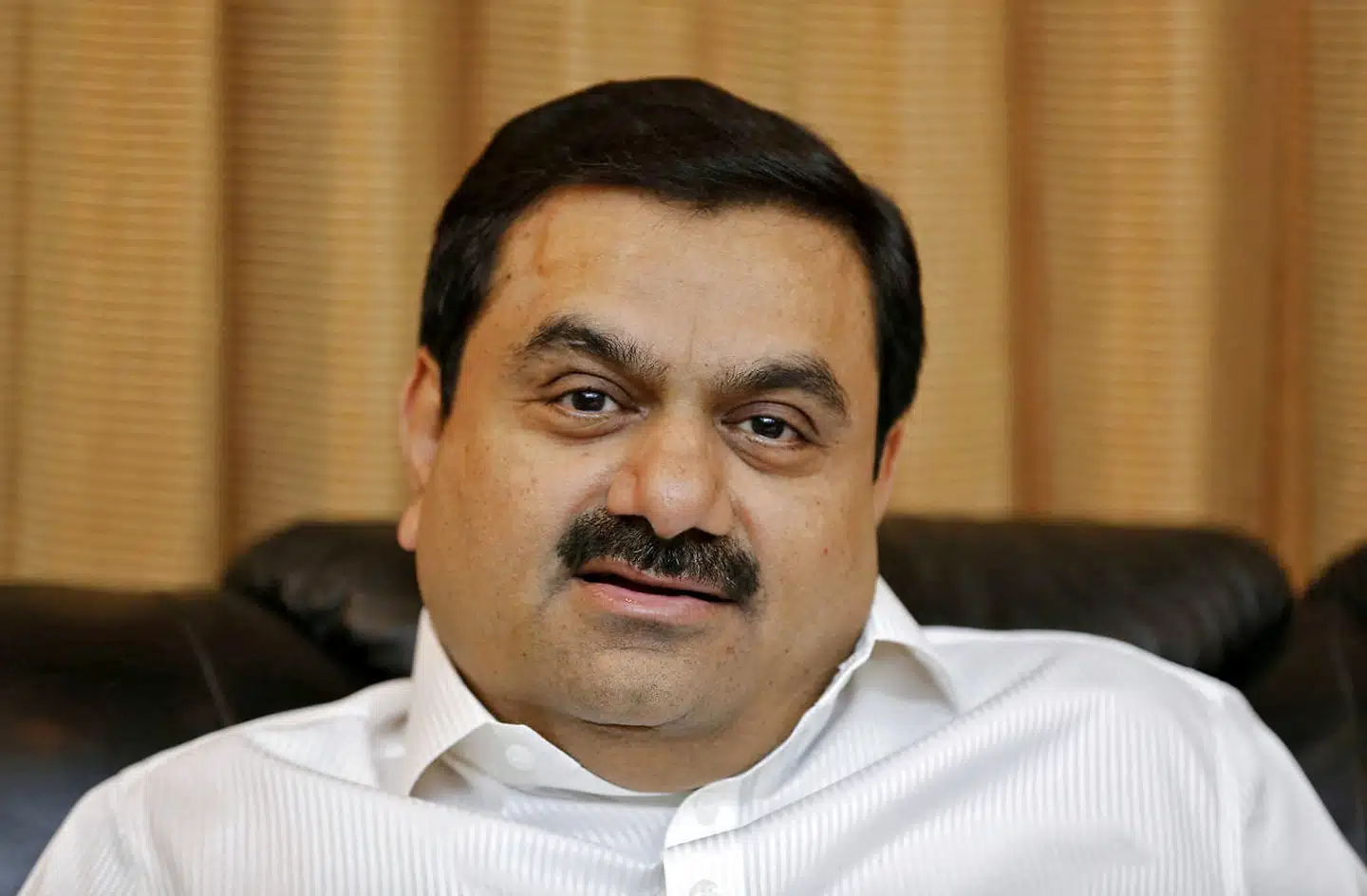 Den indiske milliardær Gautam Adani har i årtier haft tætte forbindelser til Narendra Modi, der har været Indiens premierminister siden 2014. Det gør Adani til en af landets mest indflydelsesrige erhvervspersoner.