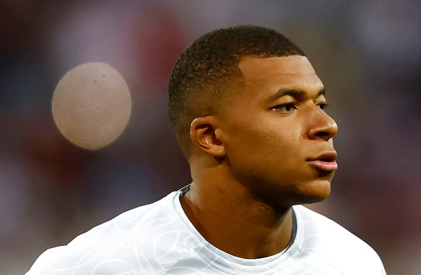 Han er verdenskendt fodboldspiller. Hun er højt profileret fotomodel. Nu danner Kylian Mbappé efter sigende par med Ines Rau. Reaktionen er »beskæmmende«, lyder det.
