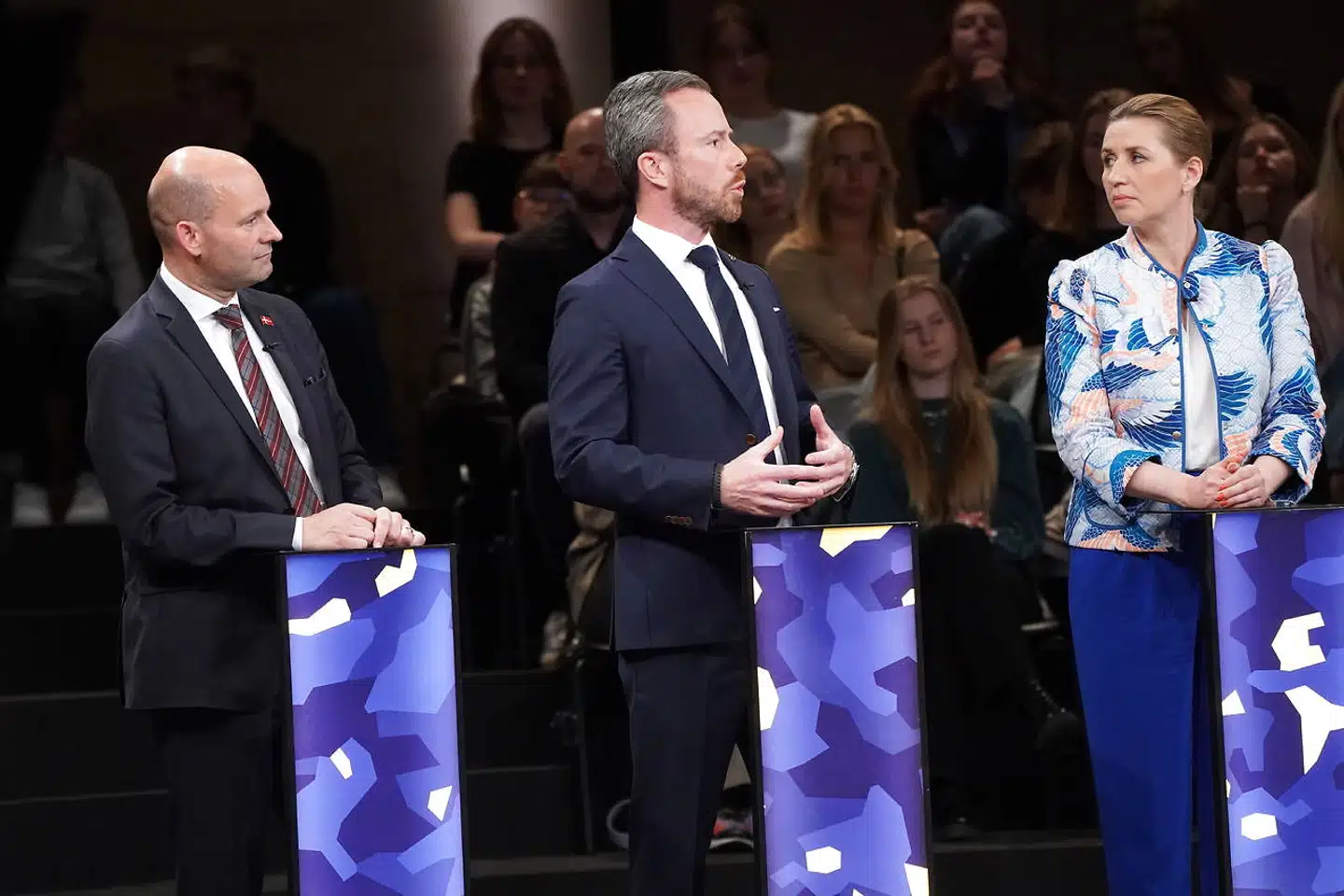 Det er en uvant disciplin for Søren Pape Poulsen, Jakob Ellemann-Jensen og Mette Frederiksen at stille op til fællesdebat. Og med de tre emner, økonomi, sundhed og klima, der er aftalt, er det ikke sikkert, at det hele tiden er to blå mod én rød kandidat.