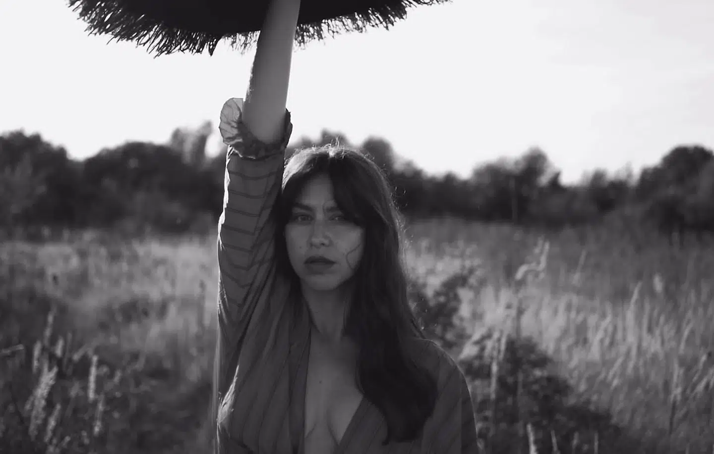 »Man kommer muligvis ud til en hel masse mennesker via en playliste, der er designet specifikt til at understøtte et særligt humør eller aktivitet. Musik til løbeturen, musik til arbejdet osv. På den måde bliver det til en slags baggrundsmusik for folks aktiviteter i hverdagen. Men det giver ikke nødvendigvis nogen feedback, nye fans eller mulighed for at mærke, hvad musikken betyder for folk.«