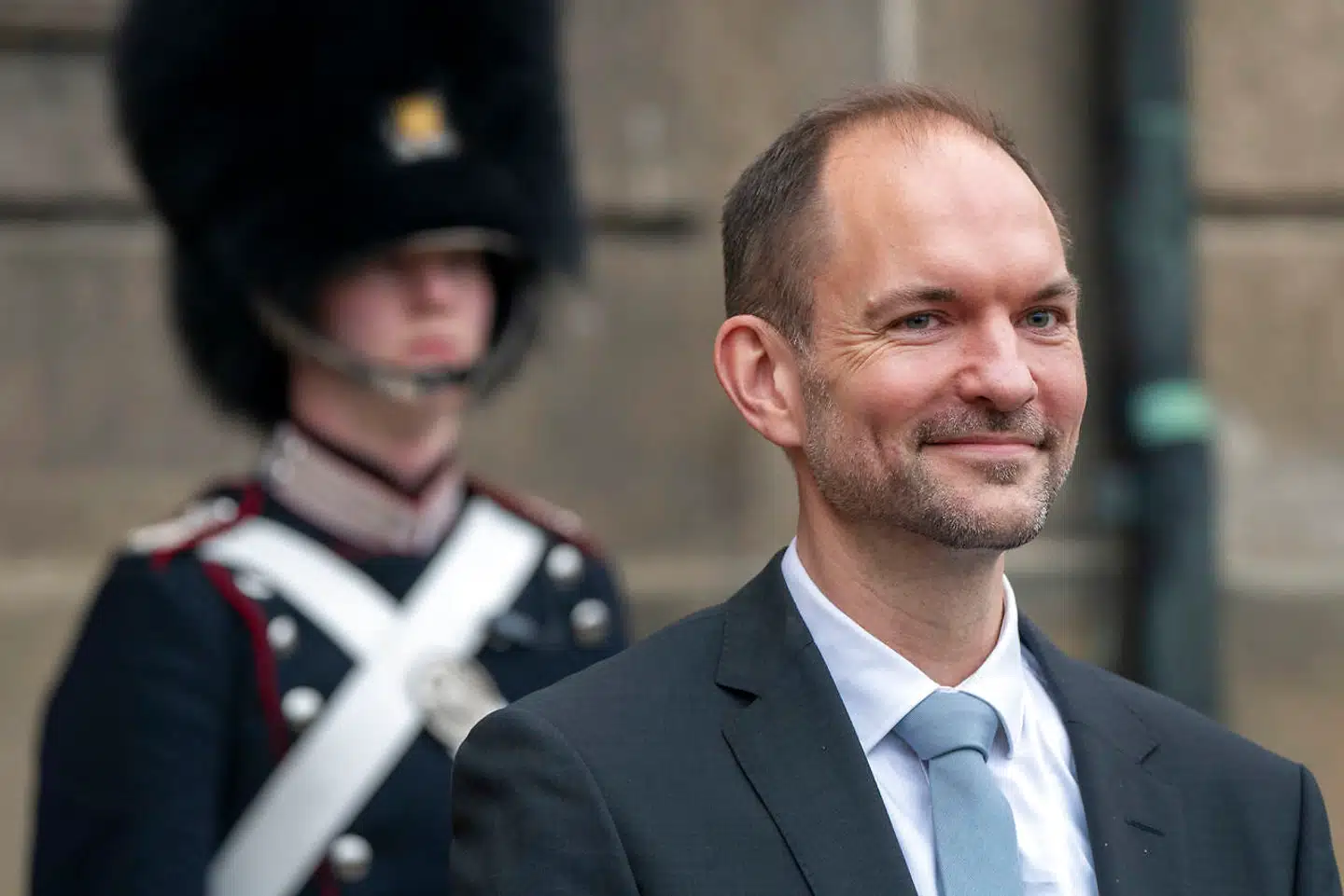 Skatteminister Jeppe Bruus (S) måtte æde sine ord og sige undskyld for et tweet om erhvervslivet og coronahjælpepakkerne. Nu ved vi, hvordan man i regeringen taler om erhvervslivet.
