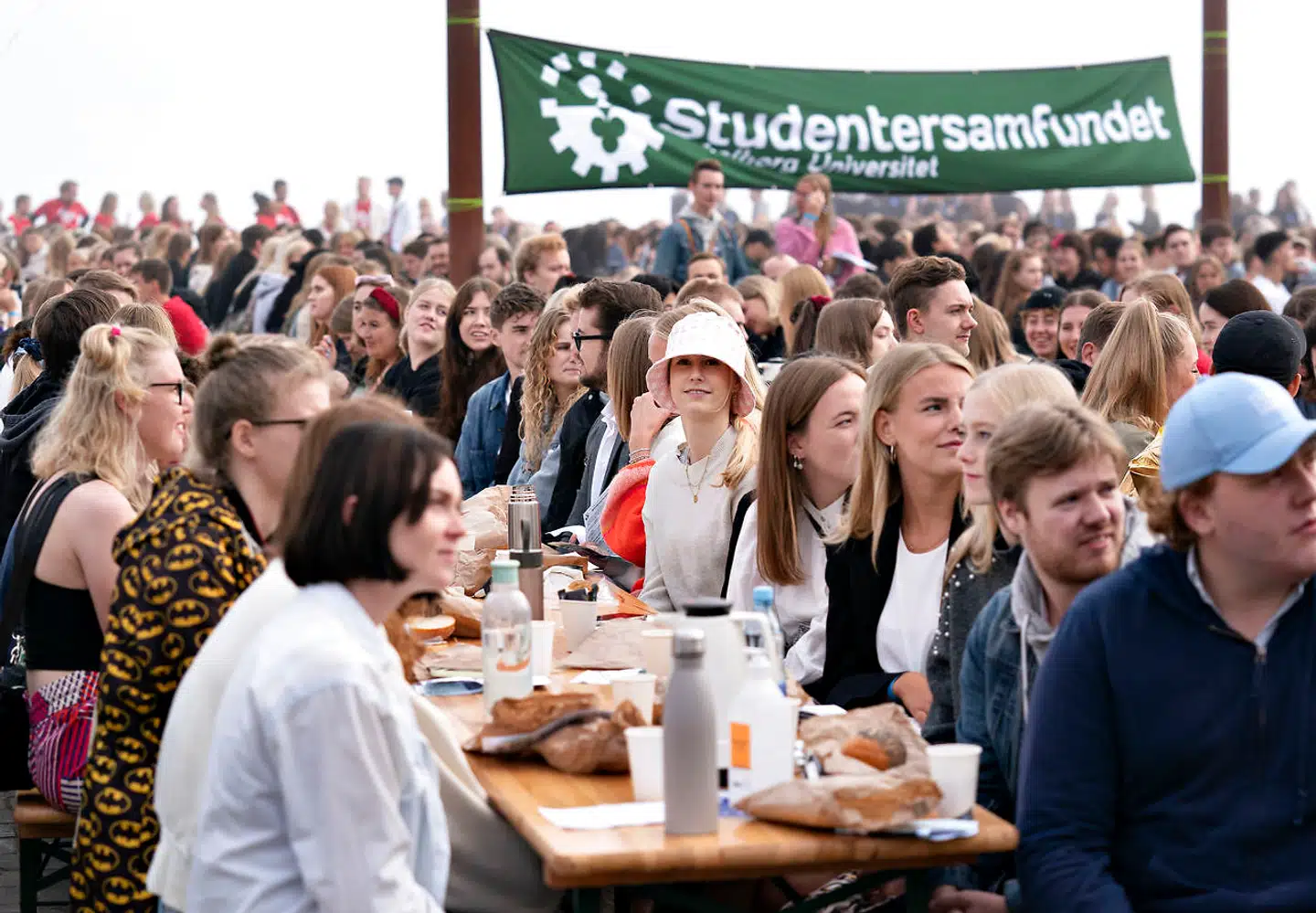 Det halter med timetallet på kandidatuddannelserne. Her ses 3-4000 nye studerende på Aalborg Universitet samlet på Honnørkajen i Aalborg.