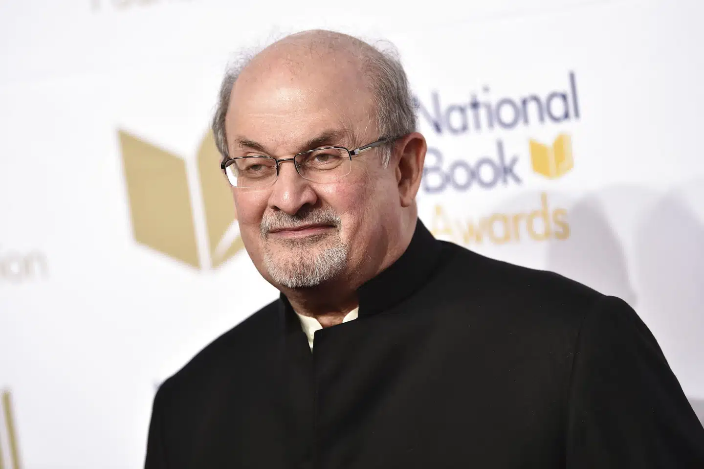 Tilbage i 1989 udstedte den iranske ayatollah Khomeini en såkaldt fatwa over forfatteren Salman Rushdie, der året forinden havde udgivet bogen De Sataniske Vers. Det var en ordre til muslimer om at dræbe Rushdie, fordi han efter ayatollahens mening havde fornærmet alle muslimer med sin bog. Evan Agostini/Ritzau Scanpix