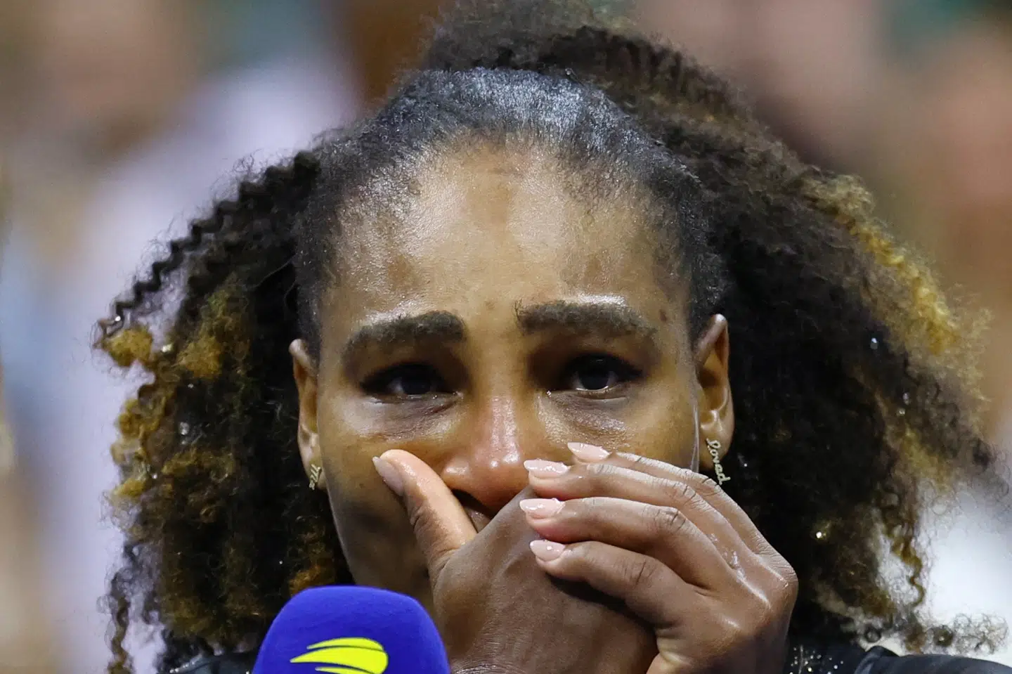 En tårevædet Serena Williams takkede efter kampen sine nære og bekendte. Mike Segar/Reuters