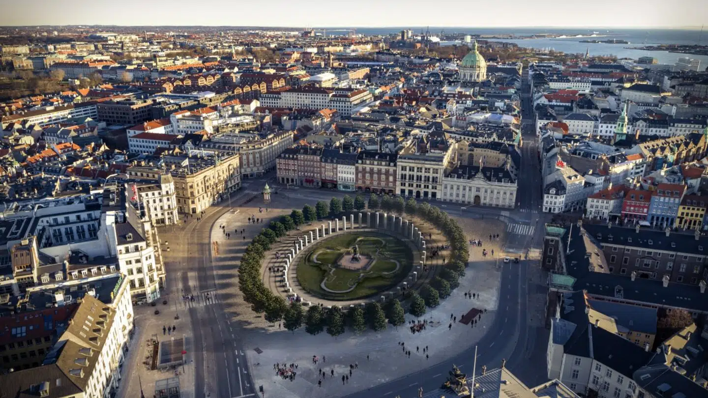 En udstilling med 50 piedestaler vil fylde Kongens Nytorv, som fra 2. til 18. september bærer navnet Dronningens Nytorv i anledning af udstillingen »50 Queens«, der skal gøre opmærksom på alle de kvinder, som ikke er blevet udødeliggjort gennem en statue.