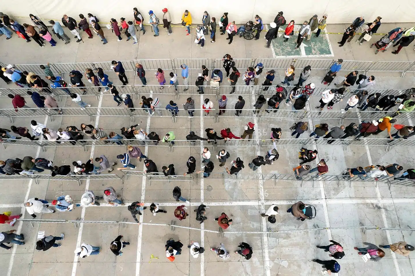 Lange køer til coronavaccination i Tijuana, Mexico. I Sverige begynder man nu at udrulle det femte vaccinestik til de ældste. Herhjemme må langt de fleste ældste vente mindst 14 dage endnu på det fjerde stik.