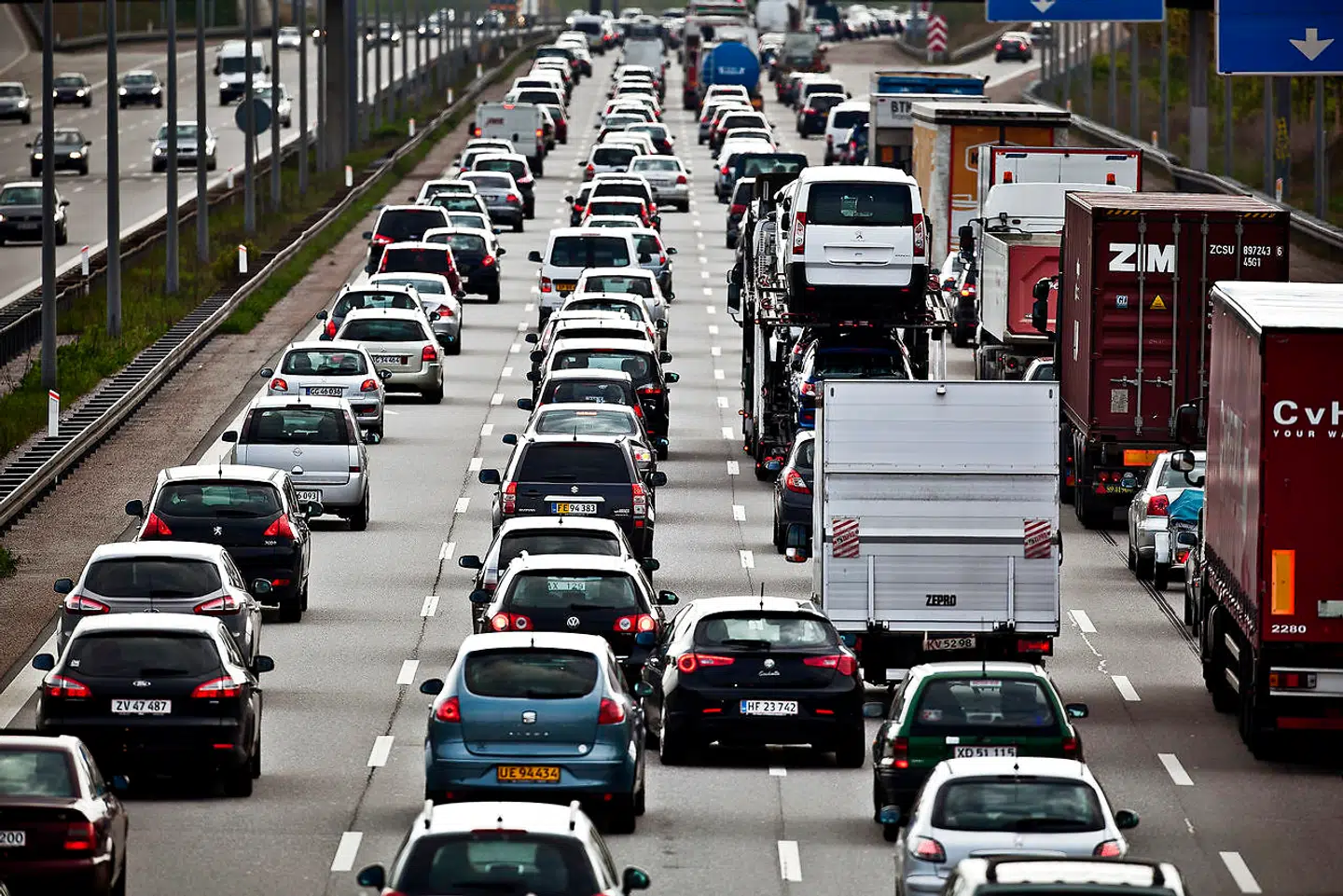 De høje brændstofpriser får danskerne til at sænke farten på motorvejene.