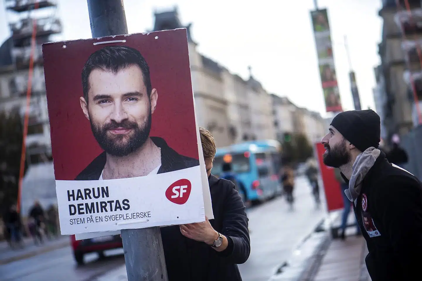 »Det er forkert at tørre rengøring og opvask af på sygeplejersker ved at tro, at det mest naturligt ligger hos dem. Fordi flere af dem er kvinder,« skriver Harun Demirtas.