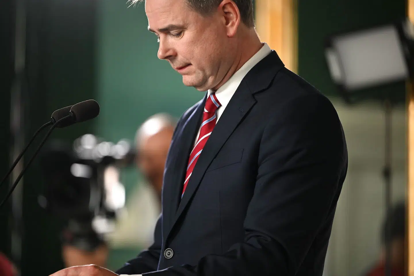 Finansminister Nicolai Wammen (S) får kritik af regeringens støttepartier for ikke at have fundet flere penge i sit forslag til en ny finanslov. Økonomer mener derimod, at forslaget ikke er stramt nok.