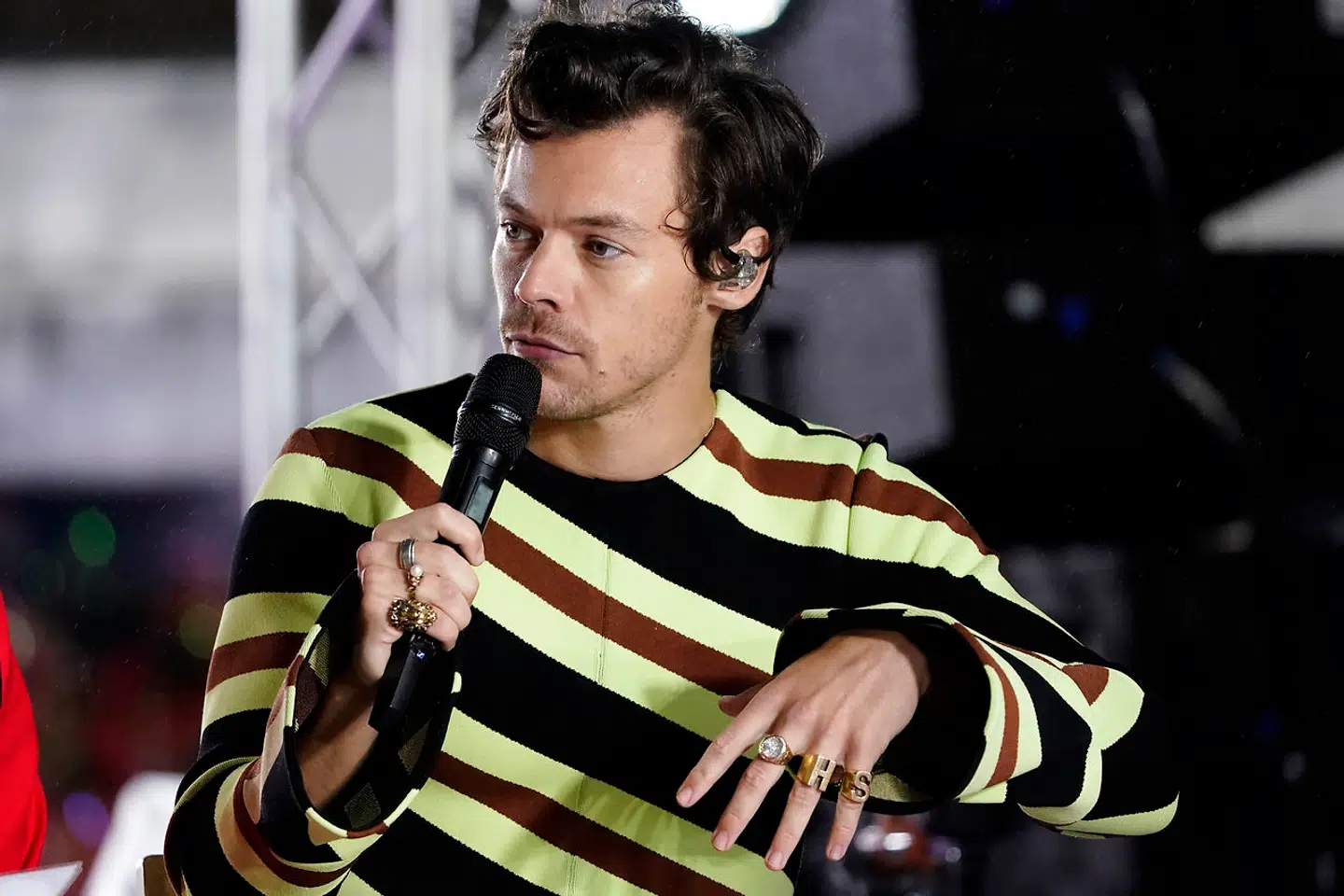 Harry Styles blev den første mand til at fylde forsiden på Vogue Magazine alene. På billledet bar han en lang kjole.