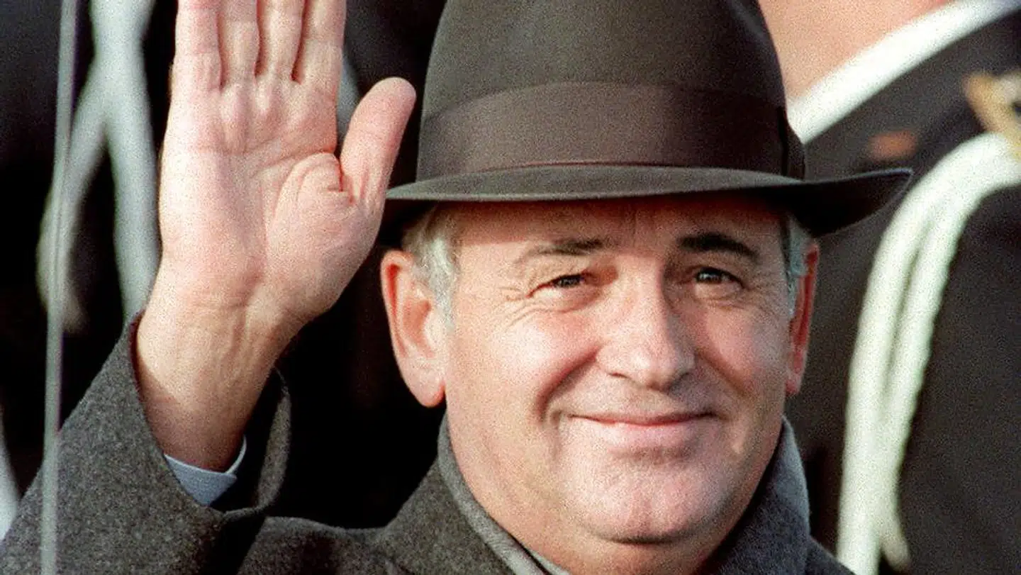 Mikhail Gorbatjov, som vi gerne husker ham, på vej til nedrustningsforhandlinger med Reagan i Island i 1986. Men Gorbatjiov var de seneste år »med til at legitimere Putins voldelige forsøg på at genrejse et russisk imperium,« skriver Pierre Collignon i denne leder.