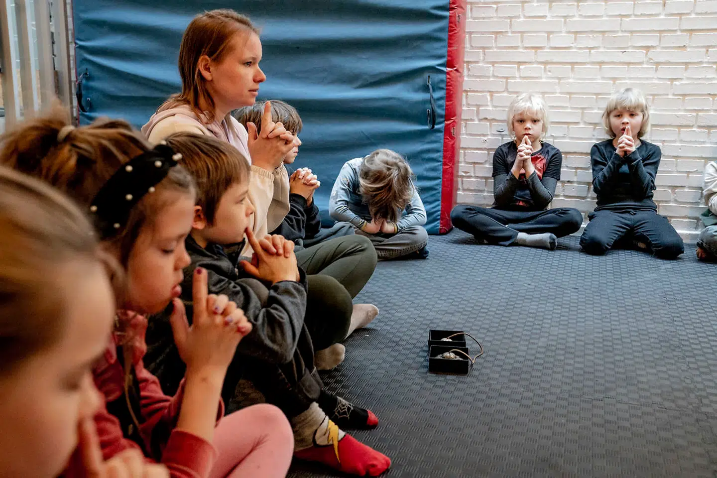 Når eleverne på friskolen Den Frie Fakkel møder ind klokken kvart i ni om morgenen, bruger de det første kvarter af dagen på morgenmeditation. Skoleleder Sara Nilsson styrer seancen for de yngste.