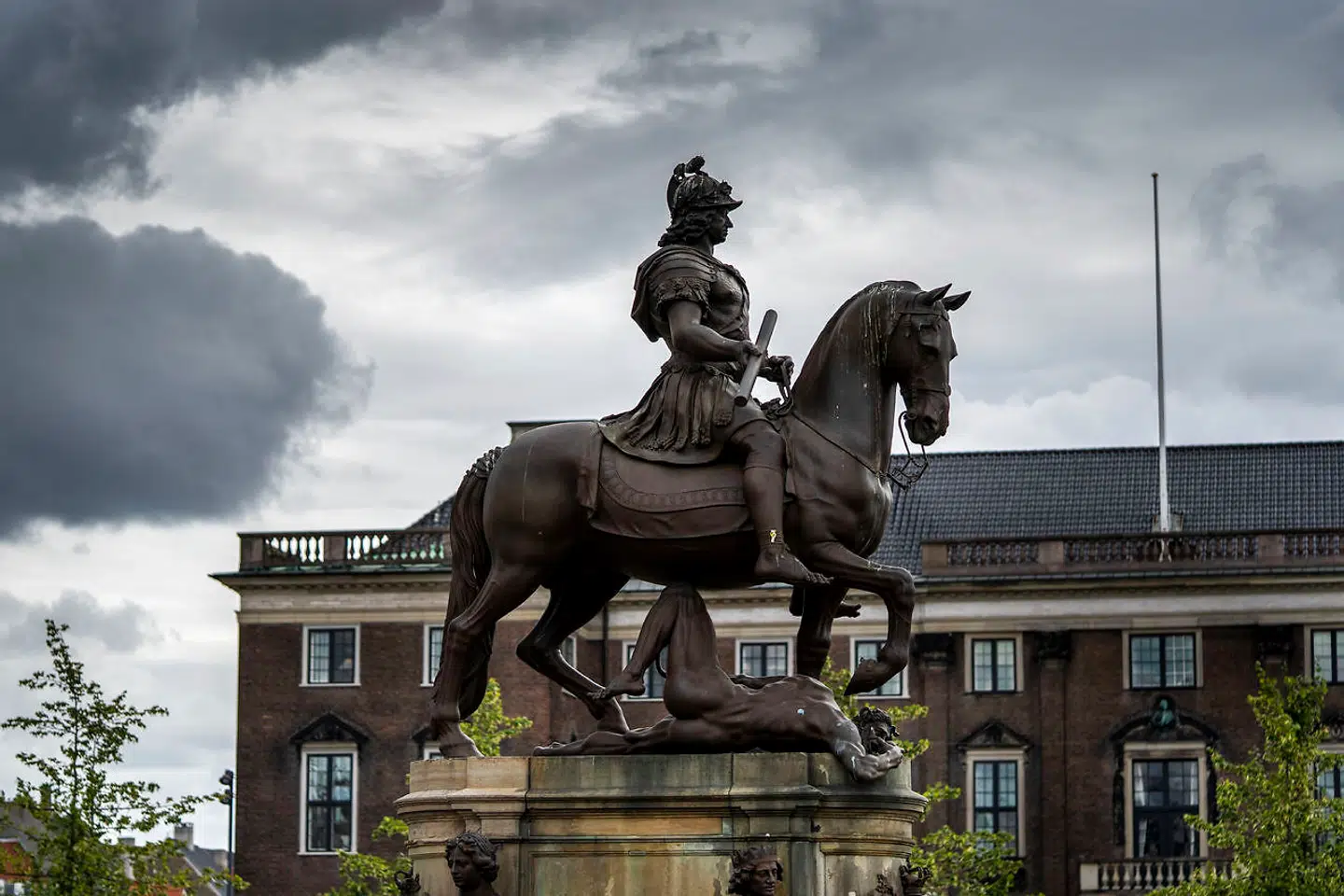 Rytterstatuen på Kongens Nytorv får selskab af i alt 50 piedestaler med kvindenavne. Det sker i forbindelse med festivalen Golden Days, som i år bærer navnet Queens i udstillingsperioden.