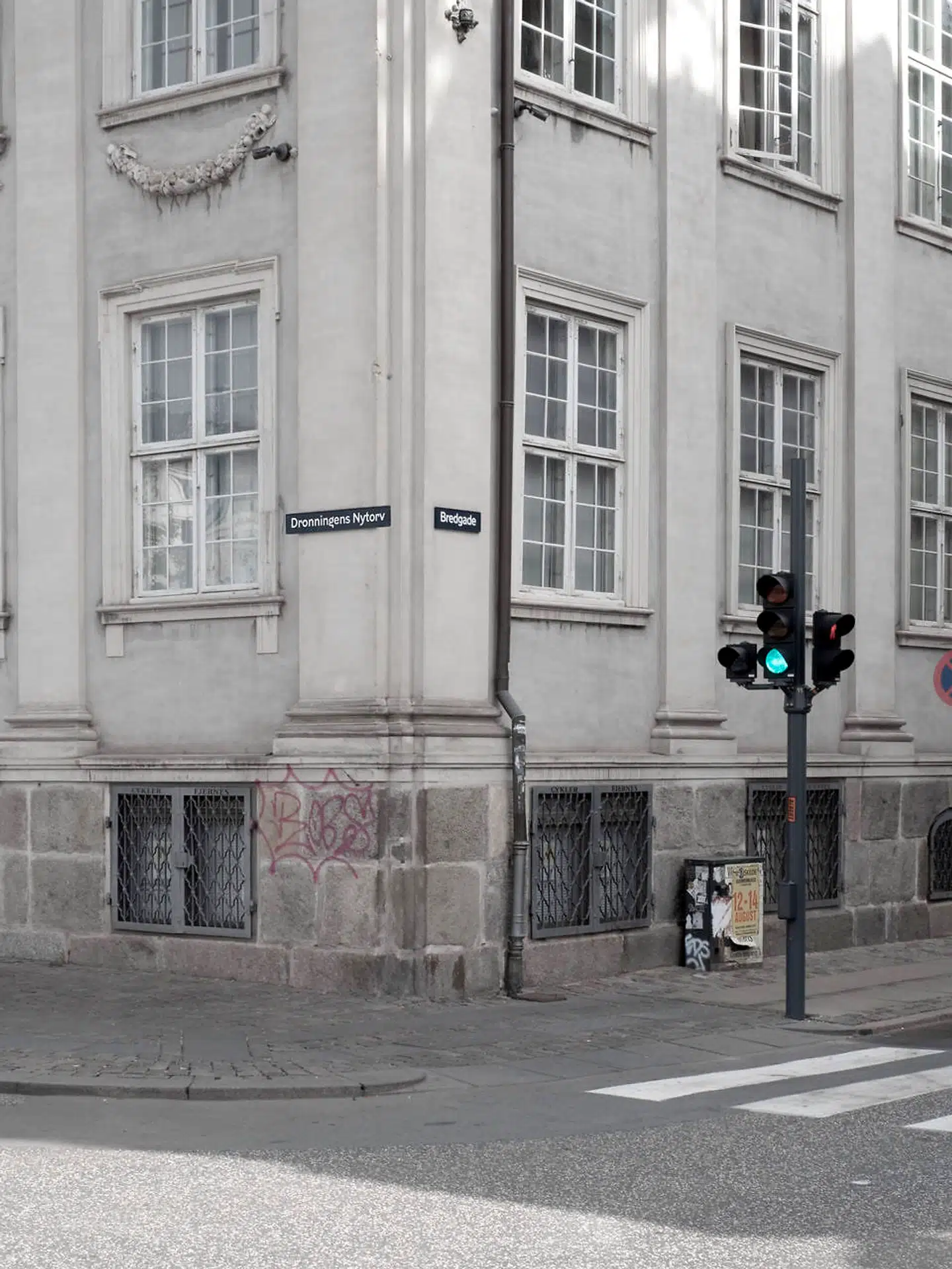 For en kort stund er det kvindernes tur til at dominere den centrale plads i København, som skal bære navnet »Dronningens Nytorv« frem til 18. september.